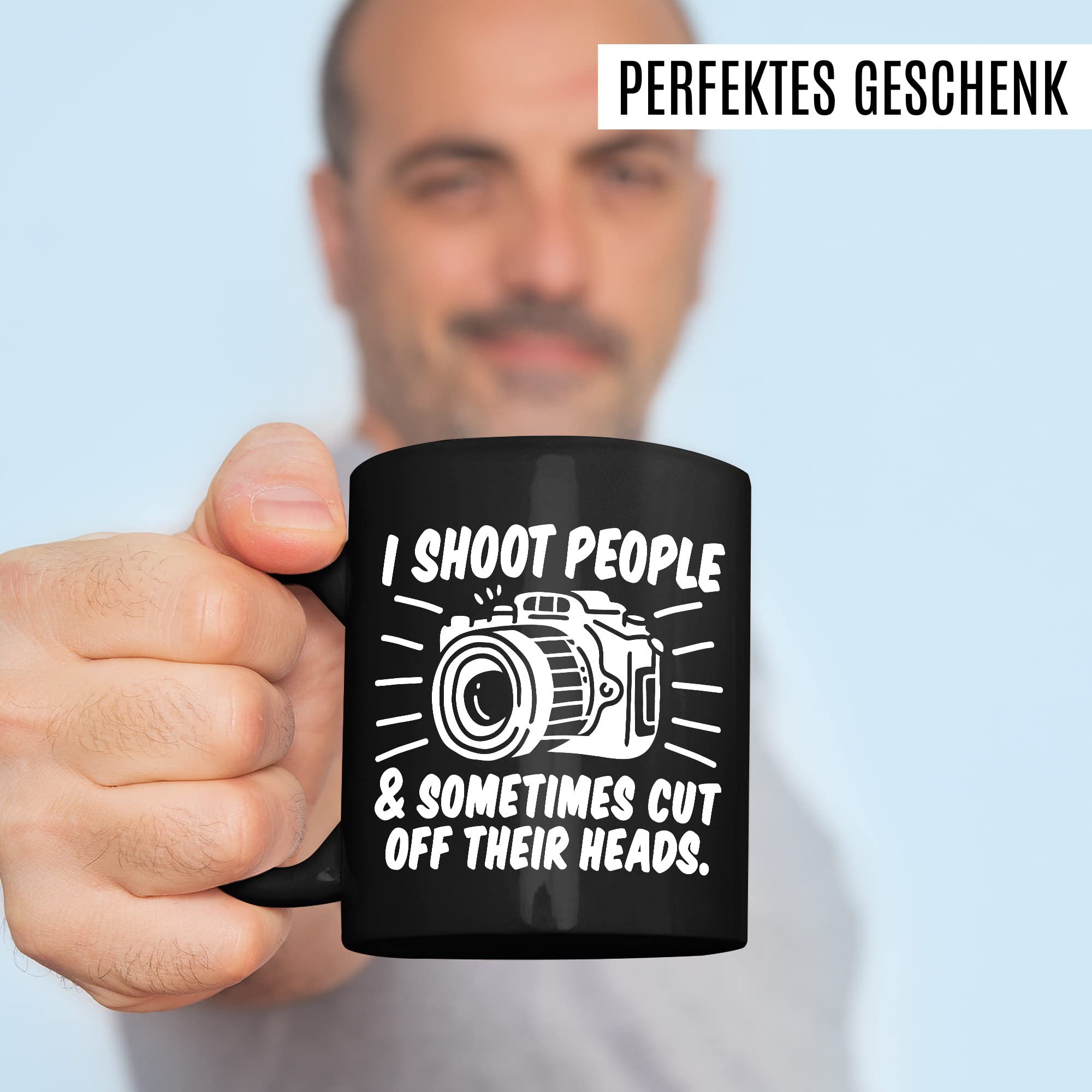 Tasse Fotograf Geschenk, I shoot people and sometimes i cut off their Heads Geschenkidee Kameramann Kaffee-Becher Kaffeetasse Tasse mit Spruch lustig Kamera Fotoapperat