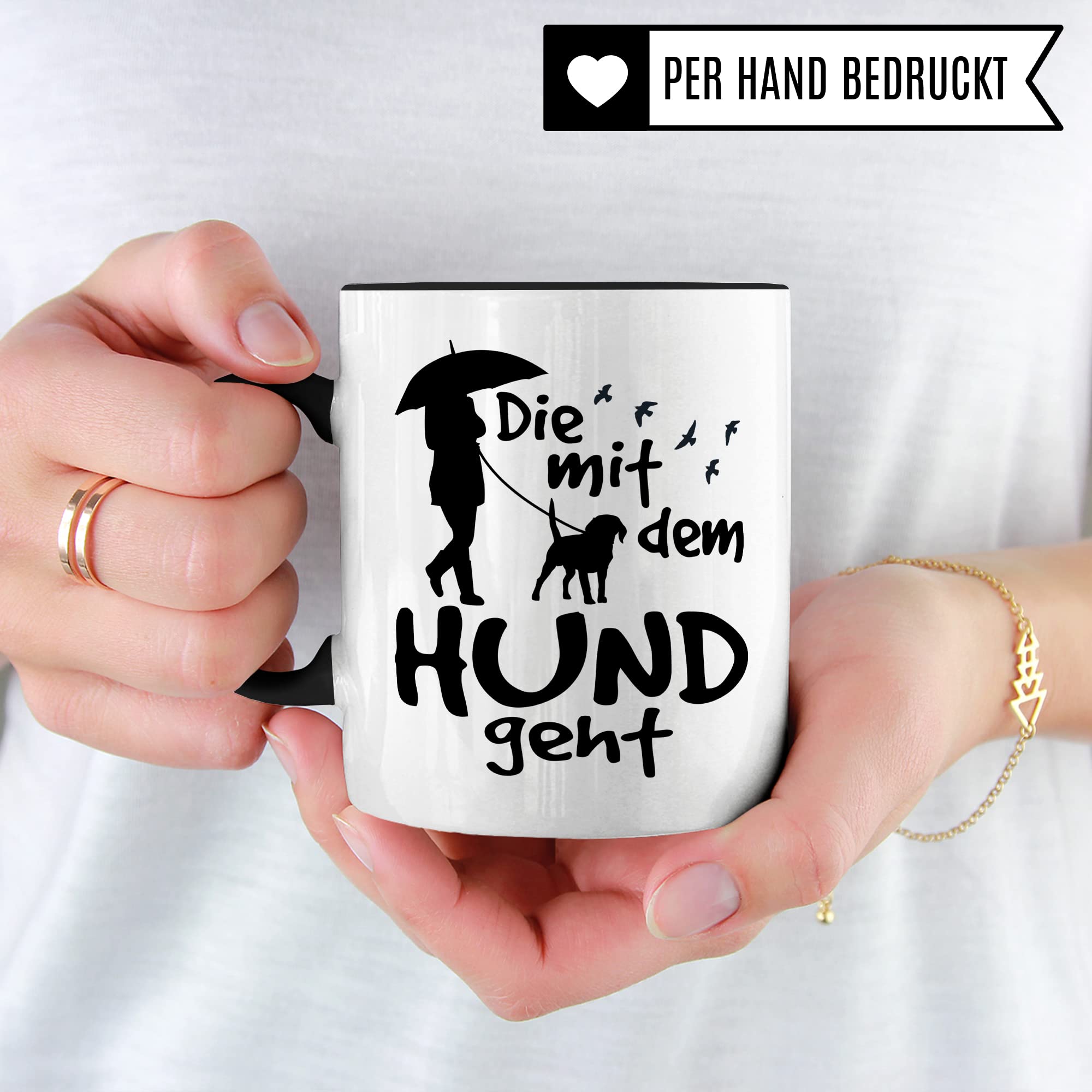 Die mit dem Hund geht lustige Tasse Hund, Tasse für Hundehalter Frauchen Humor Geschenk für Hundebesitzerin, Hundehalterin Hundeliebhaber Spruch Gassi-Gehen Kaffee-Becher