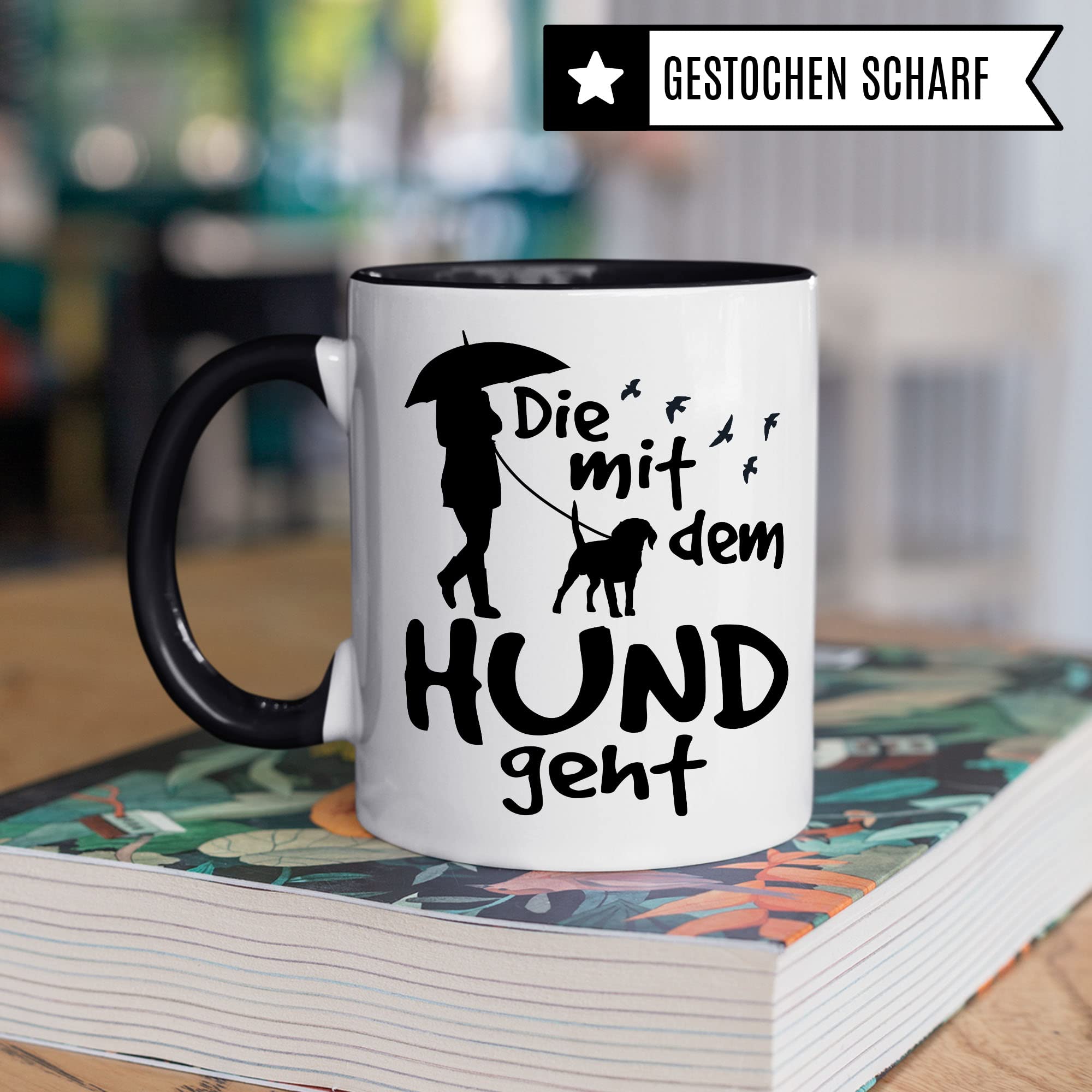 Die mit dem Hund geht lustige Tasse Hund, Tasse für Hundehalter Frauchen Humor Geschenk für Hundebesitzerin, Hundehalterin Hundeliebhaber Spruch Gassi-Gehen Kaffee-Becher