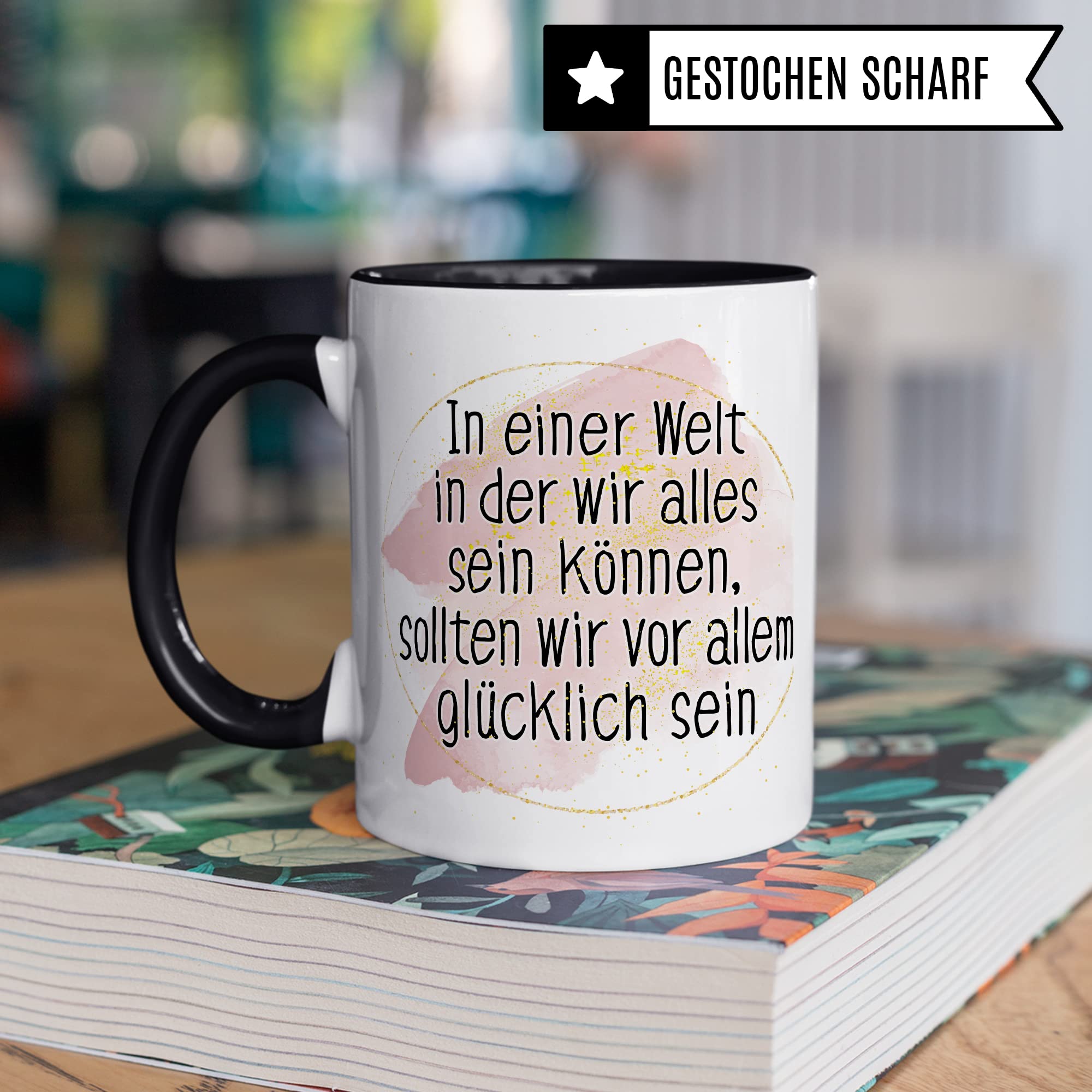 Tasse Optimismus Geschenk, In einer Welt wo wir alles sein können sollten wir vor allem glücklich sein Geschenkidee Optimist Kaffee-Becher Kaffeetasse mit Spruch optmistisch Teetasse
