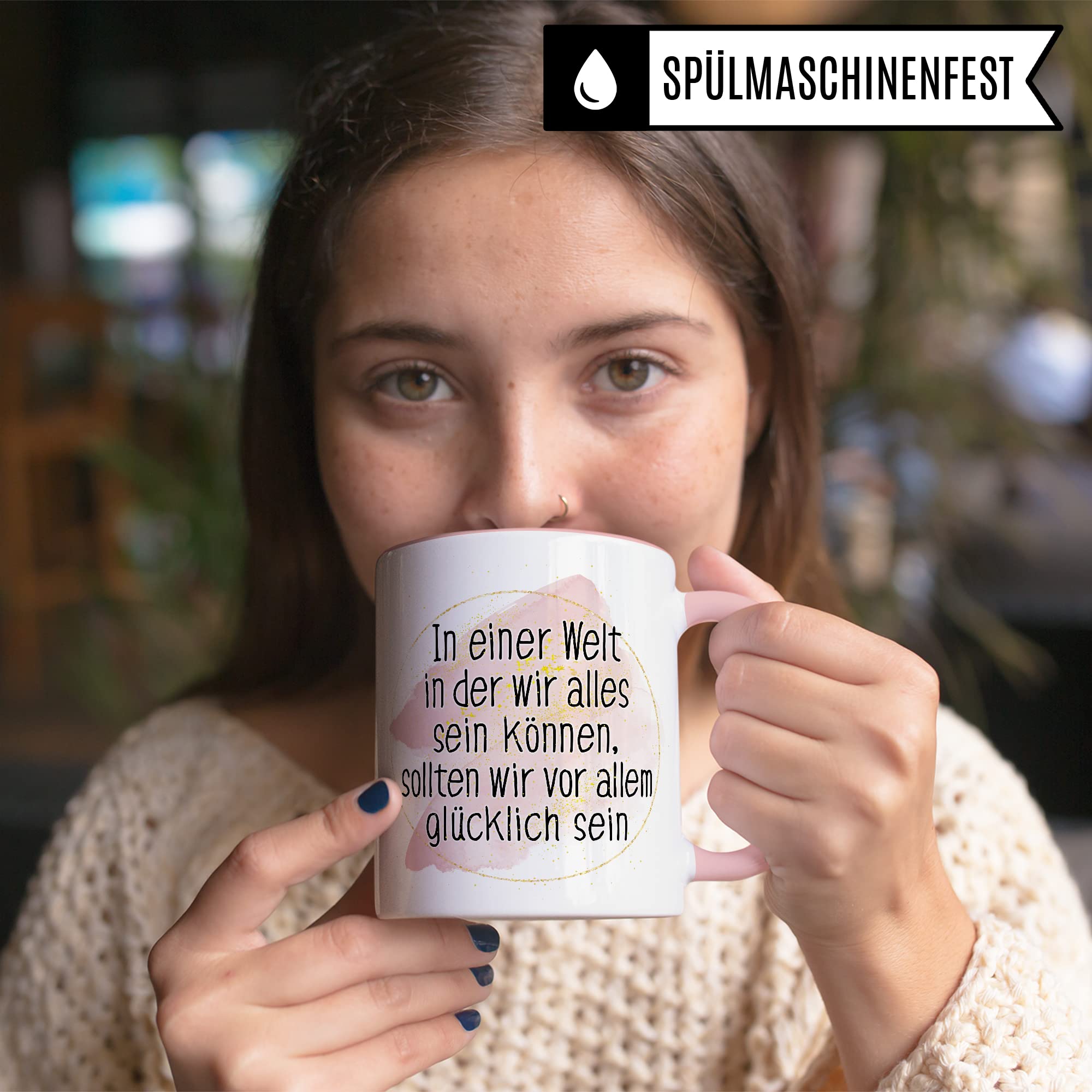 Tasse Optimismus Geschenk, In einer Welt wo wir alles sein können sollten wir vor allem glücklich sein Geschenkidee Optimist Kaffee-Becher Kaffeetasse mit Spruch optmistisch Teetasse