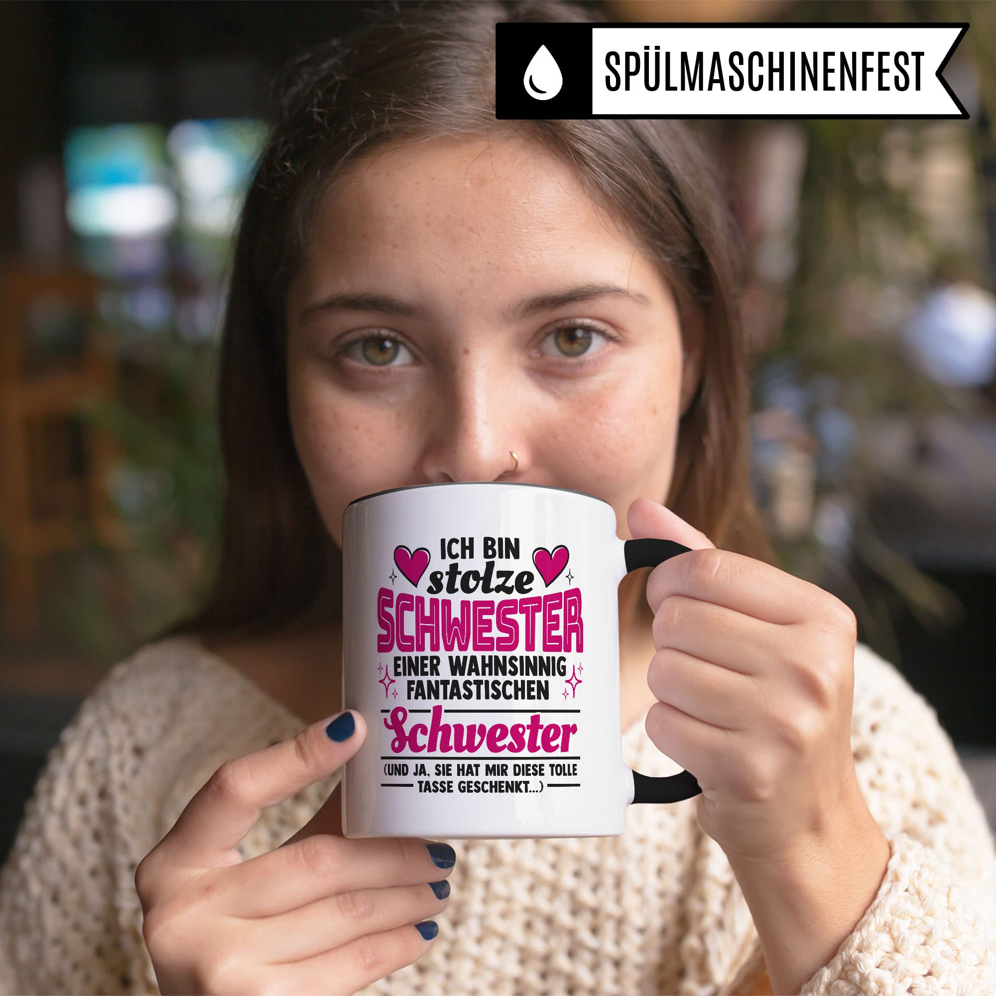 Tasse Schwester Geschenk, Ich bin stolze Schwester einer wahnsinnig fantastischen Schwester Geschenkidee Kaffee-Becher Kaffeetasse Teetasse Tasse mit Spruch lustig Geschwisterkind