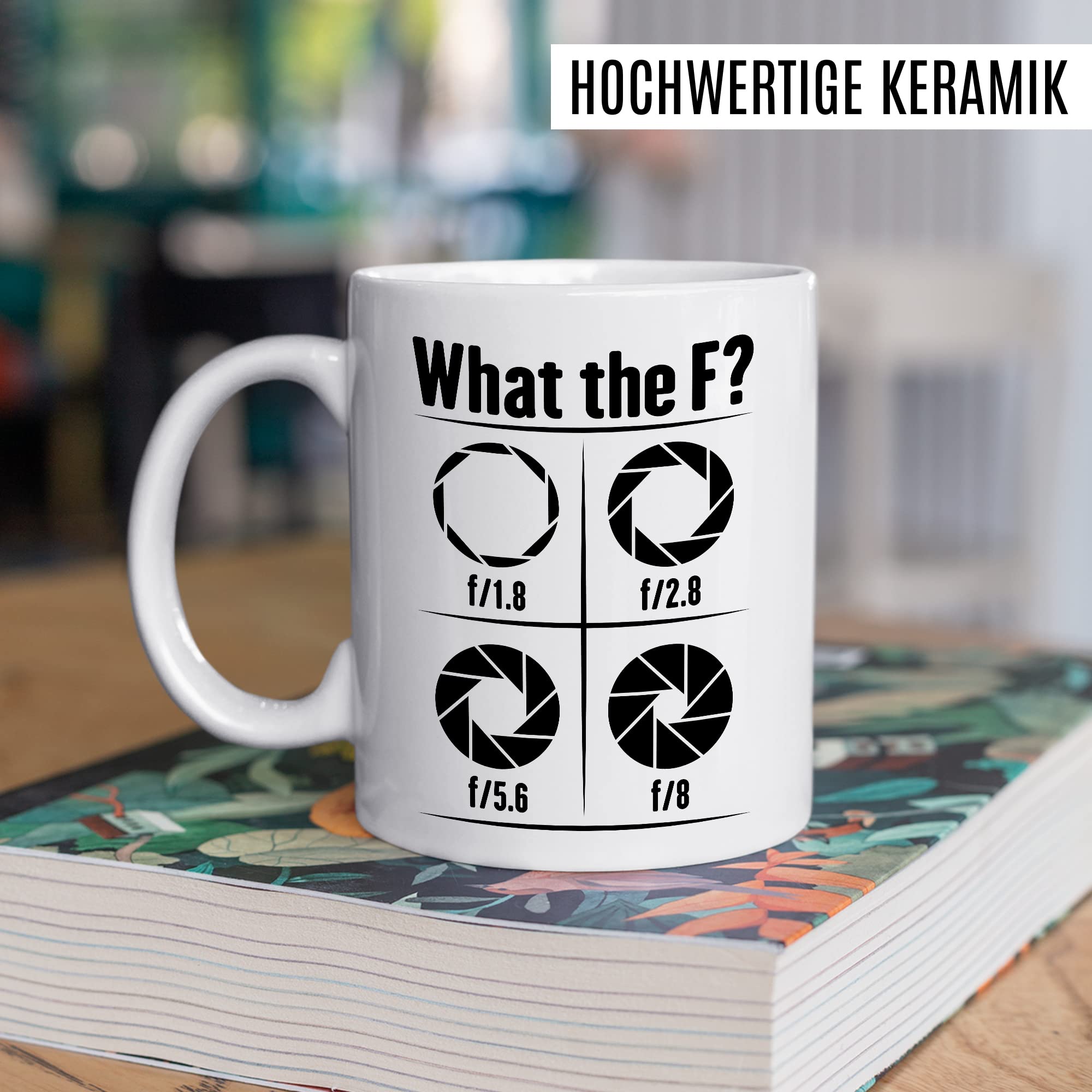 Tasse Kamera Geschenk, What the F? Geschenkidee Fotograf Kaffee-Becher Kaffeetasse Tasse mit Spruch lustig Blende Kameralinse Fotografin Videograf Kamera fotografieren