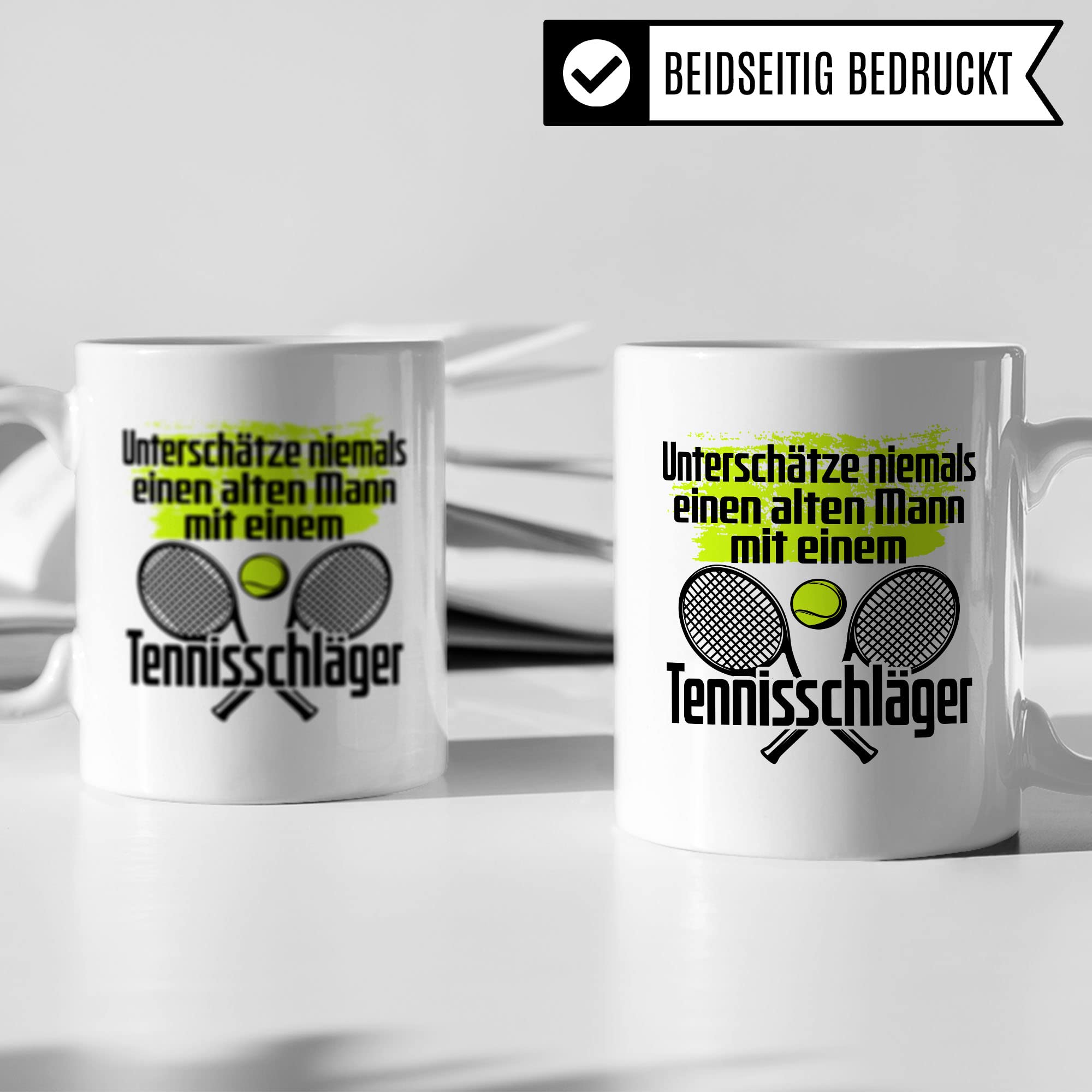 Tasse Tennisspieler, Unterschätze niemals einen alten Mann mit einem Tennisschläger Spruch, Tennis-Spielerin Geschenk lustiger Spruch Tennisprofi Tennisliebhaber, Geschenkidee Spielpartner