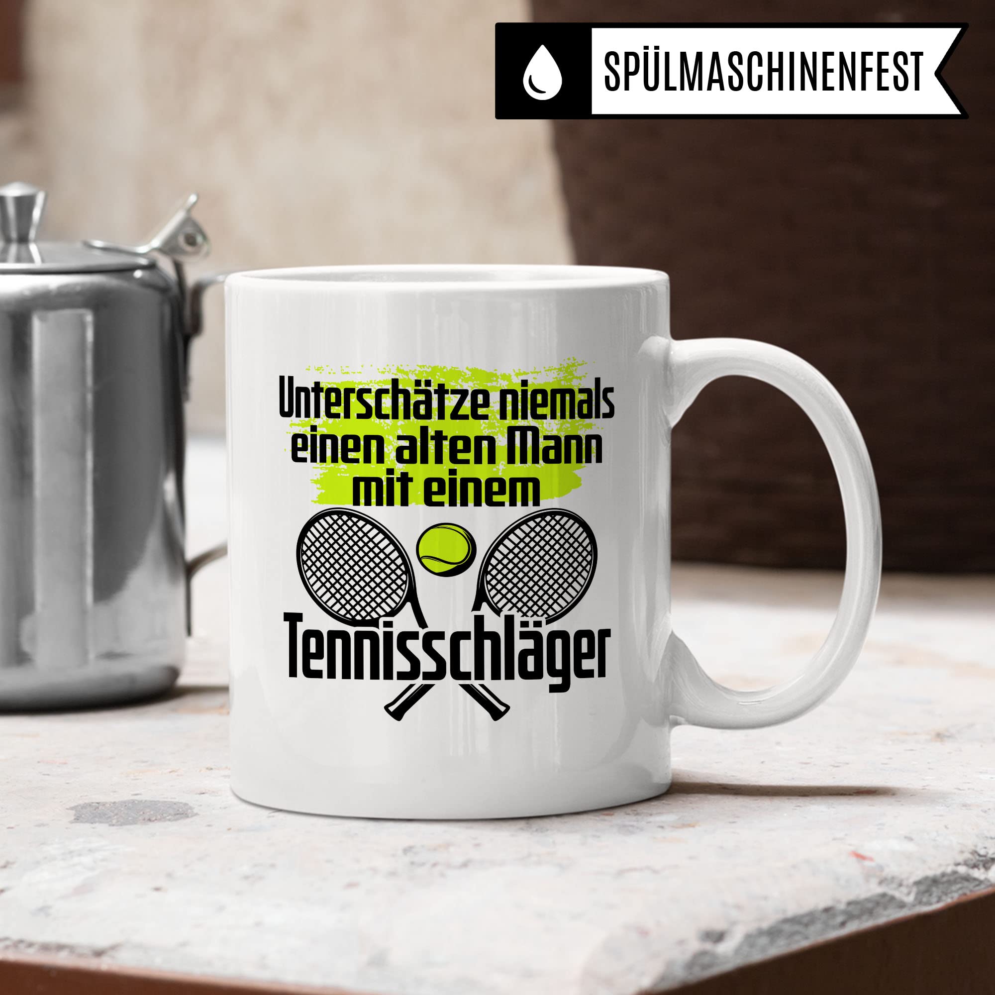 Tasse Tennisspieler, Unterschätze niemals einen alten Mann mit einem Tennisschläger Spruch, Tennis-Spielerin Geschenk lustiger Spruch Tennisprofi Tennisliebhaber, Geschenkidee Spielpartner