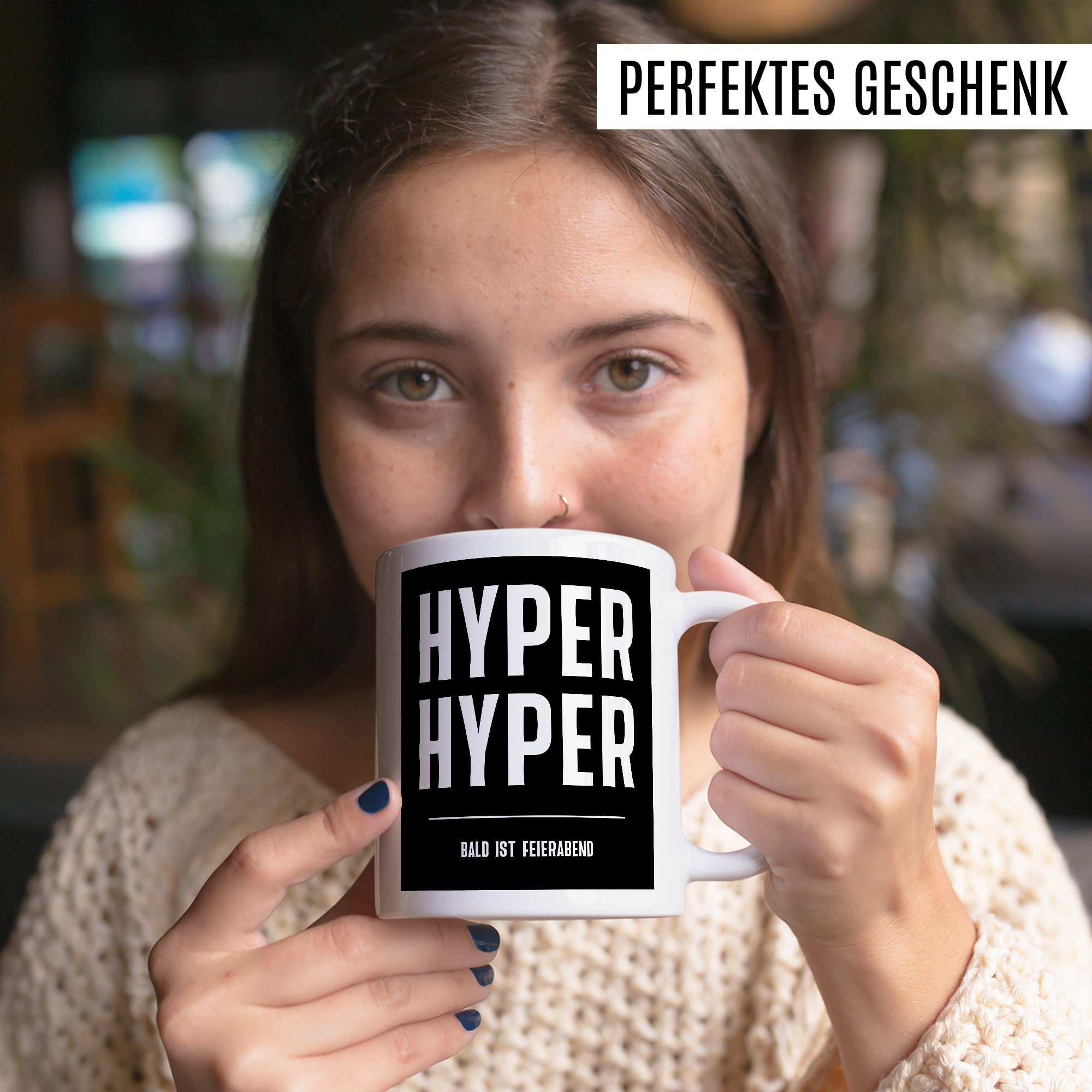 HYPER HYPER Tasse mit Spruch bald ist Feierabend Kaffeetasse lustig 90er Rave Kaffee-Becher Arbeit lustig Geschenkidee Kollegen Humor Scooter Büro Tasse Witz Geschenk Kollegin Kollege