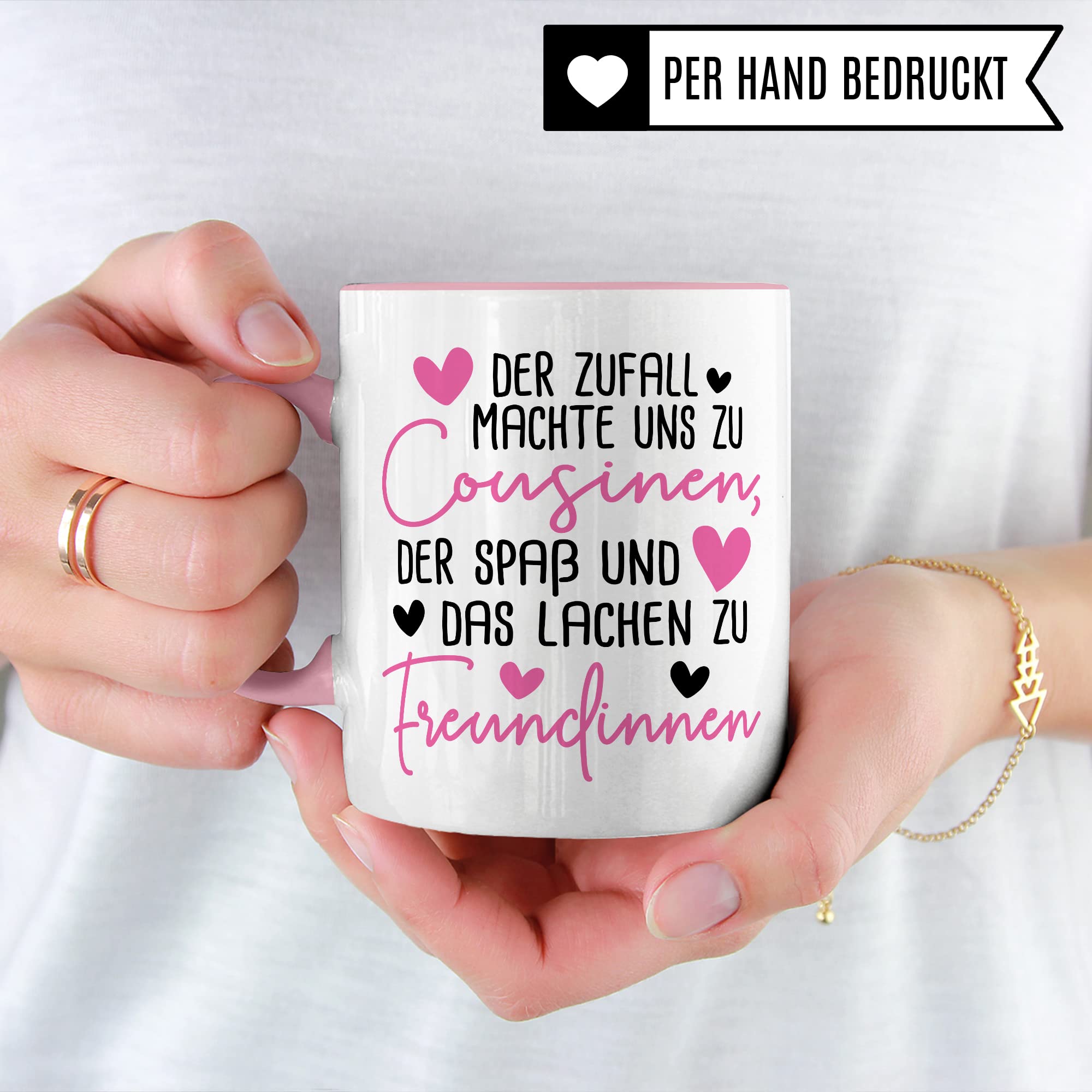 Tasse Cousine, Der Zufall machte uns zu Cousinen der Spaß und das Lachen zu Freundinnen Kaffetasse mit Spruch Kaffee-Becher Teetasse mit Motiv für Cousinen Freundin Geschenkidee