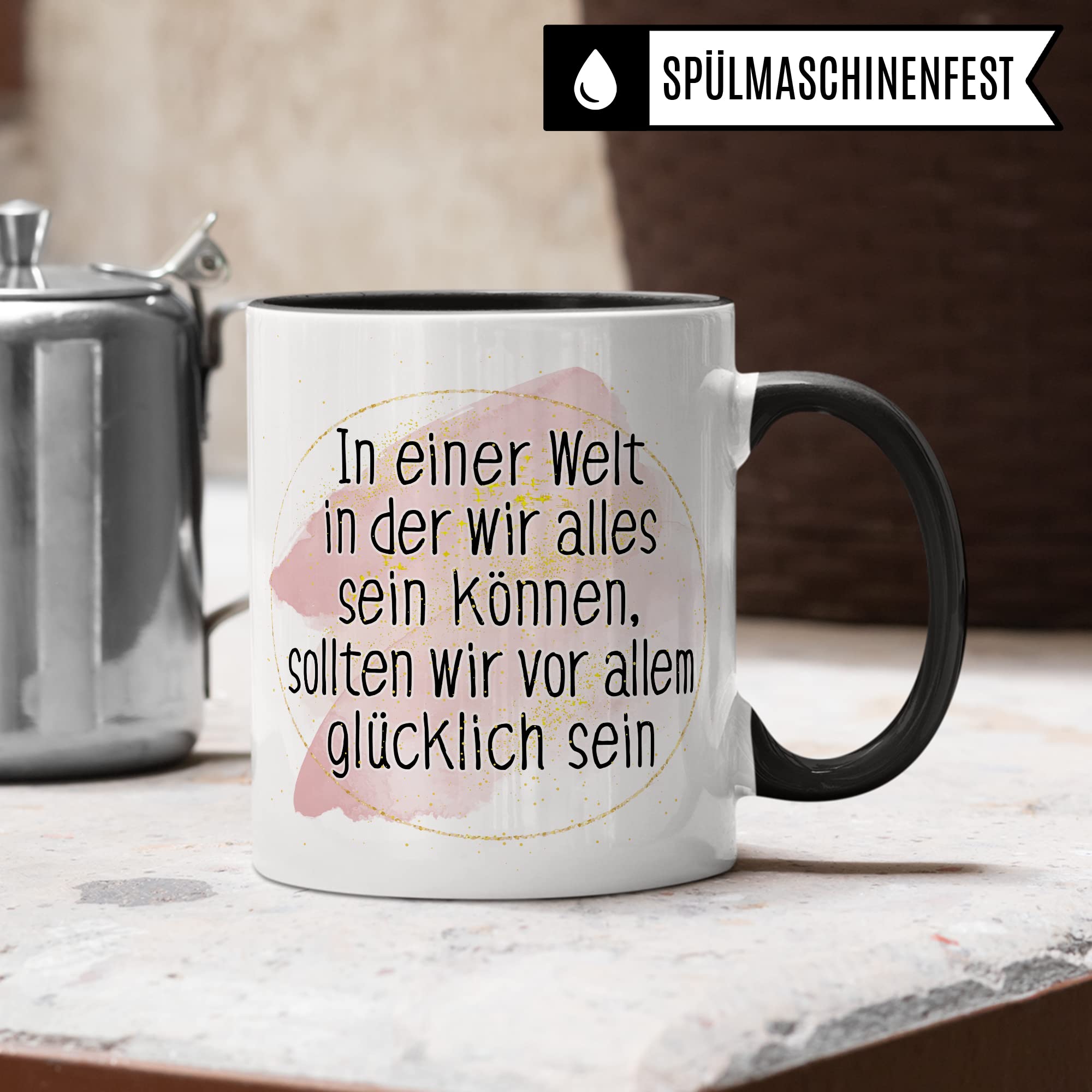 Tasse Optimismus Geschenk, In einer Welt wo wir alles sein können sollten wir vor allem glücklich sein Geschenkidee Optimist Kaffee-Becher Kaffeetasse mit Spruch optmistisch Teetasse