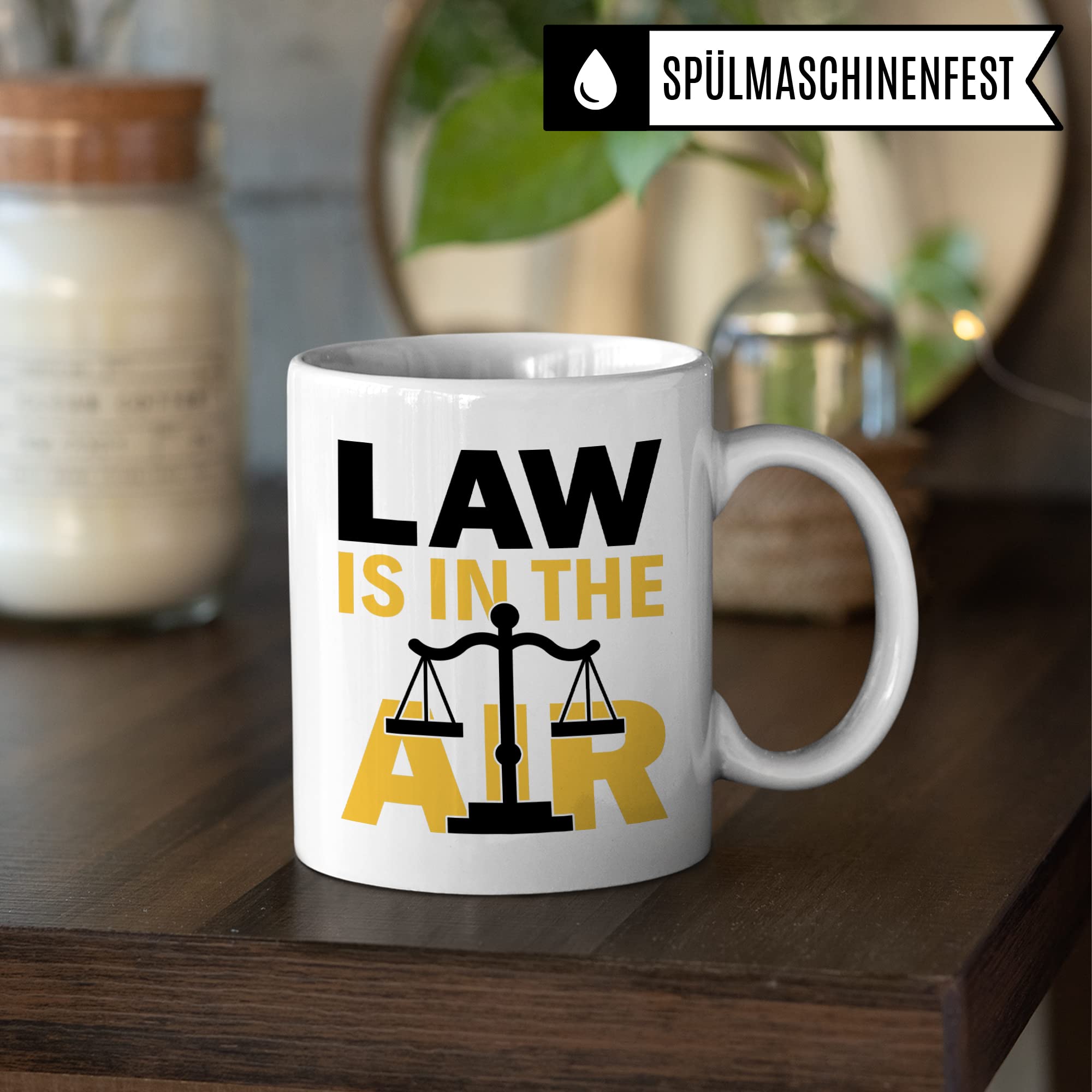 Tasse Jura lustig: LAW IS IN THE AIR, Geschenk für Anwalt Anwältin Rechtsanwalt lustig, Kaffeetasse mit Spruch Juristin Jurist Rechtswissenschaft Studium Student Studentin Becher