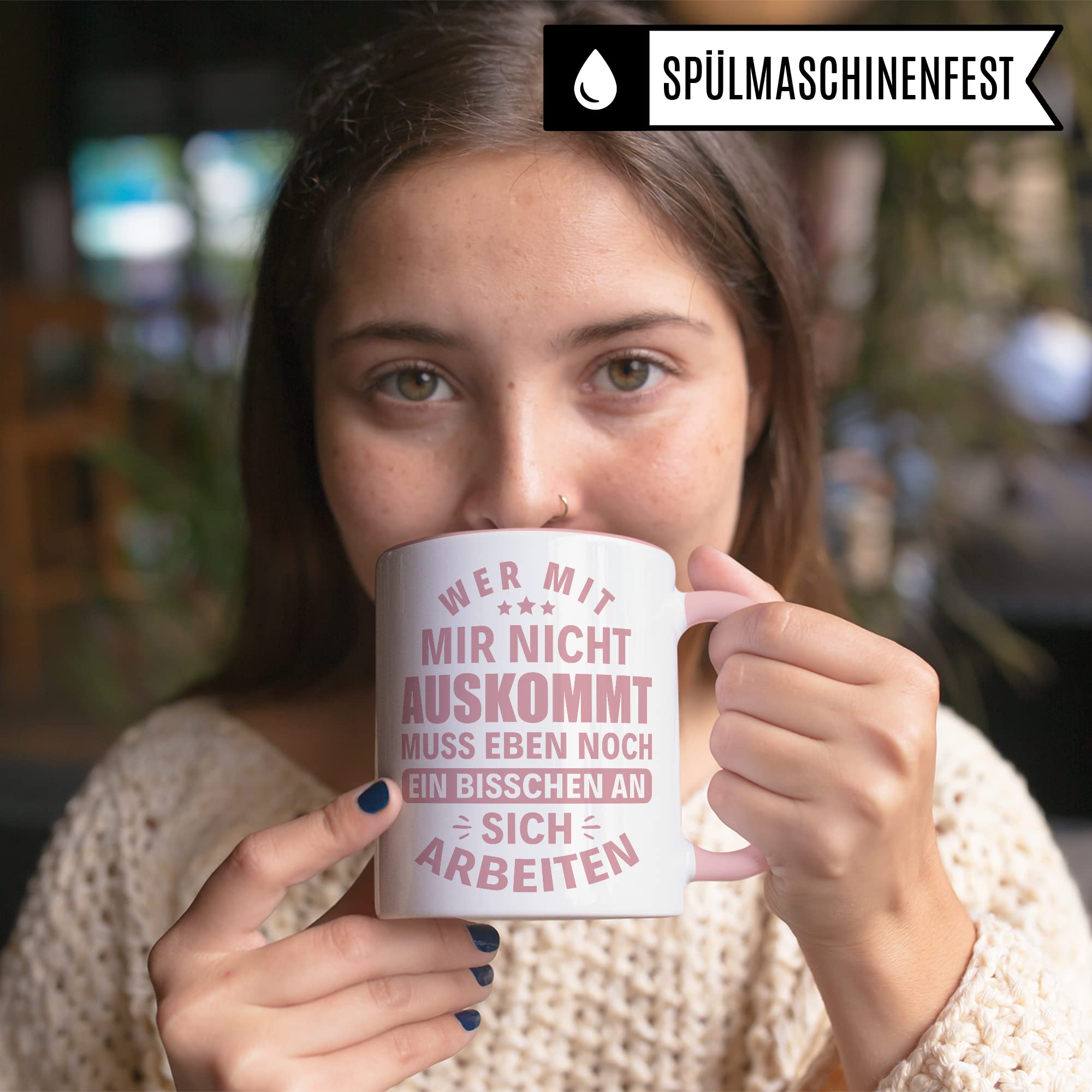 Tasse mit Spruch lustig: Wer mit mit nicht auskommt muss eben noch an sich arbeiten , Kollegin Freundin Frauen Geschenk Kaffeebecher, Kaffeetasse Humor Witz Büro Geschenkidee für Freunde