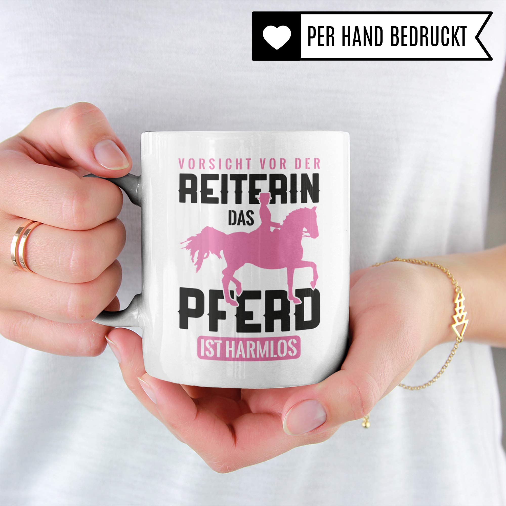 Pagma Druck Reiterin Tasse Geschenk, Reiten Spruch Becher Pferd Geschenkidee Mädchen, Kaffeetasse Reitsport Reiterhof Pferdemotiv (Weiß/Weiß)