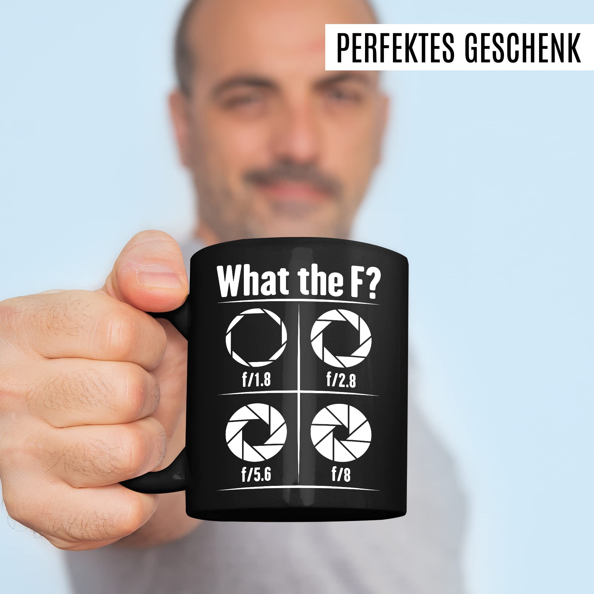 Tasse Kamera Geschenk, What the F? Geschenkidee Fotograf Kaffee-Becher Kaffeetasse Tasse mit Spruch lustig Blende Kameralinse Fotografin Videograf Kamera fotografieren