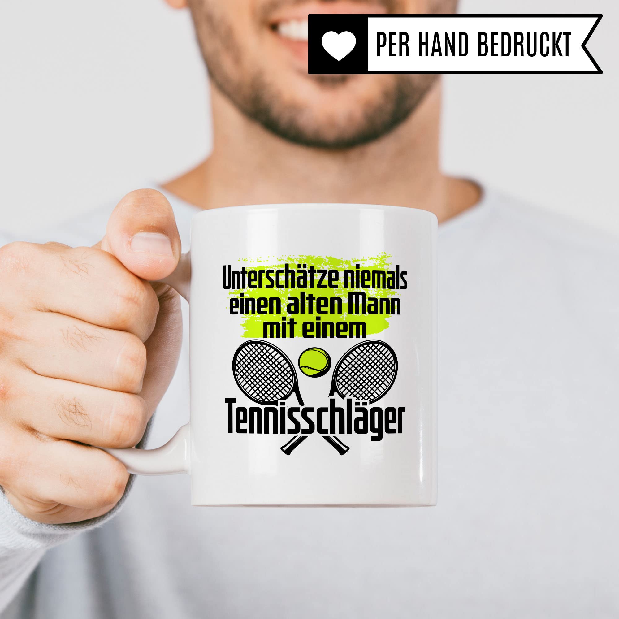 Tasse Tennisspieler, Unterschätze niemals einen alten Mann mit einem Tennisschläger Spruch, Tennis-Spielerin Geschenk lustiger Spruch Tennisprofi Tennisliebhaber, Geschenkidee Spielpartner