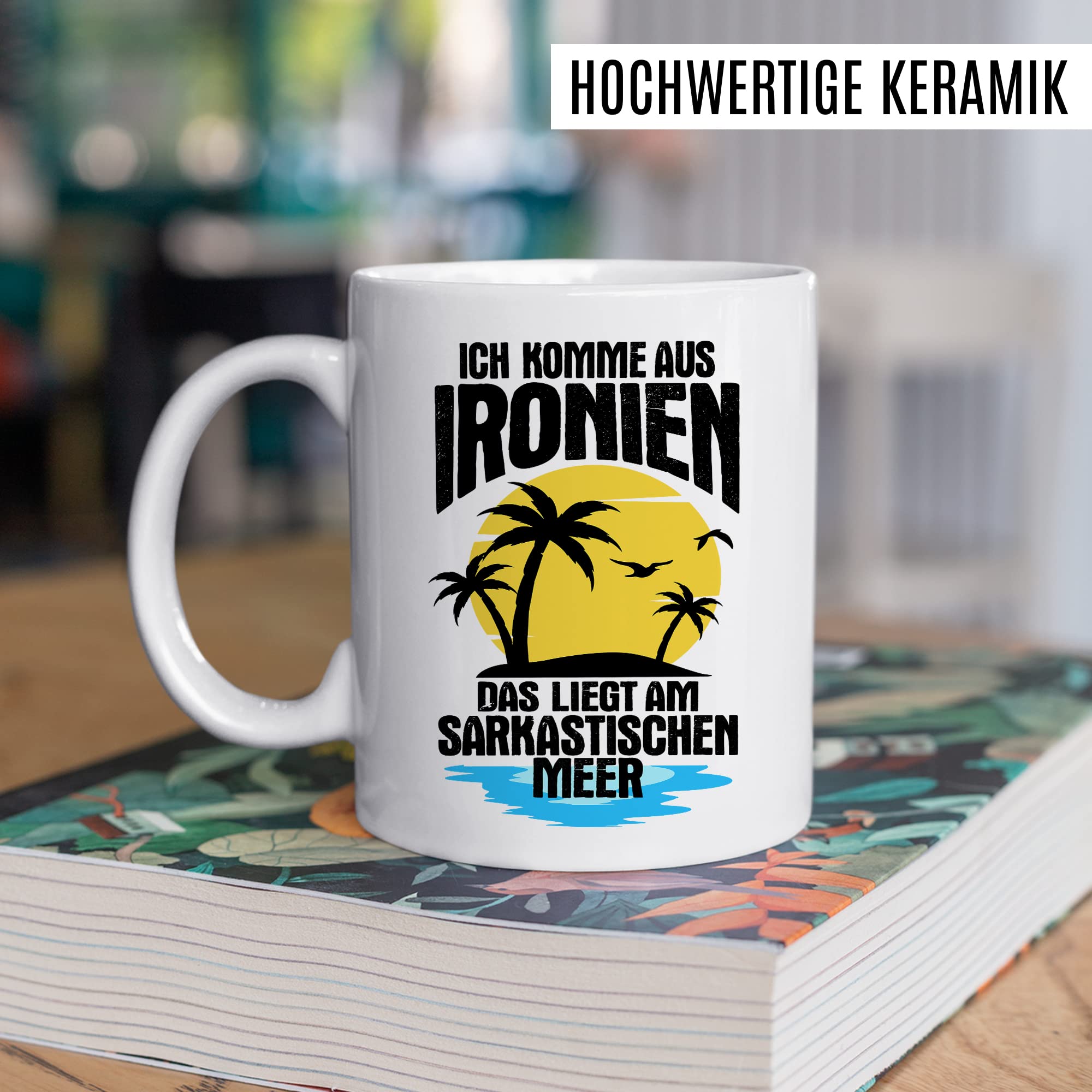 Tasse Ironie Geschenk, Ich komme aus Ironien das liegt am sarkastischen Meer Geschenkidee Kaffee-Becher Kaffeetasse Tasse mit Spruch lustig Ironie Sarkasmus Scherz Teetasse