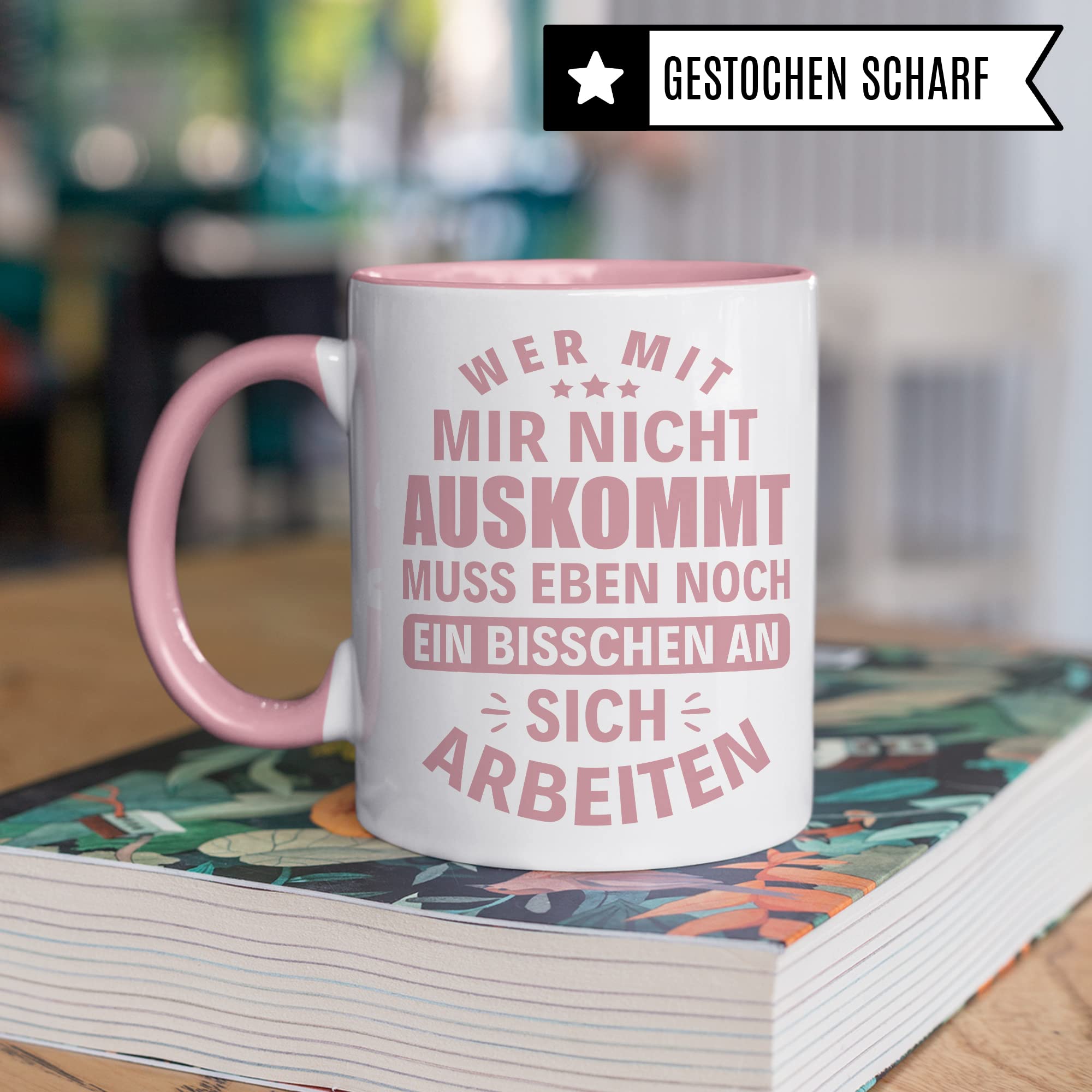 Tasse mit Spruch lustig: Wer mit mit nicht auskommt muss eben noch an sich arbeiten , Kollegin Freundin Frauen Geschenk Kaffeebecher, Kaffeetasse Humor Witz Büro Geschenkidee für Freunde