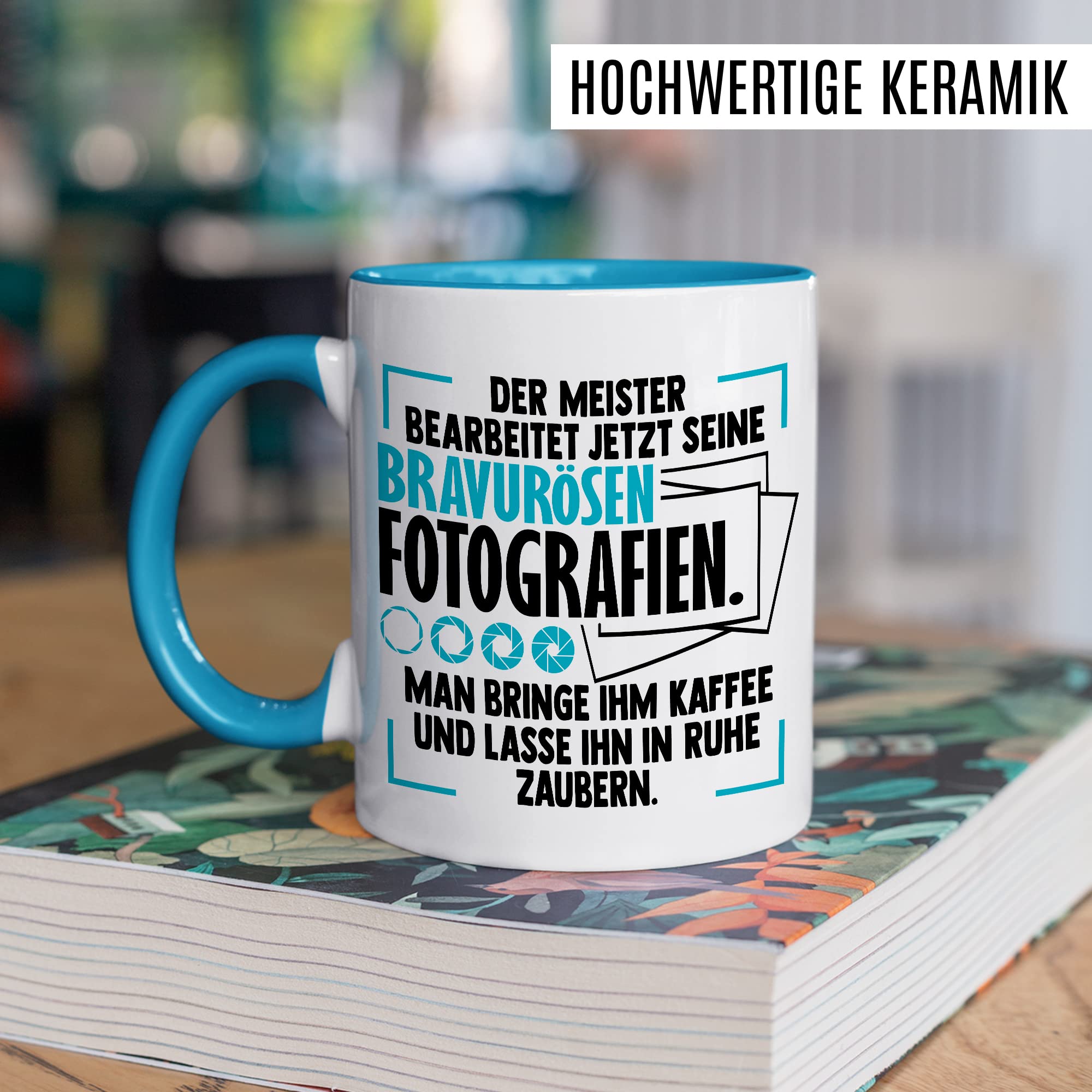 Tasse Kameramann Geschenk, Der Meister bearbeitet jetzt seine meisterhaften Fotografien Geschenkidee Fotograf Kaffee-Becher Kaffeetasse Tasse mit Spruch lustig Kamera