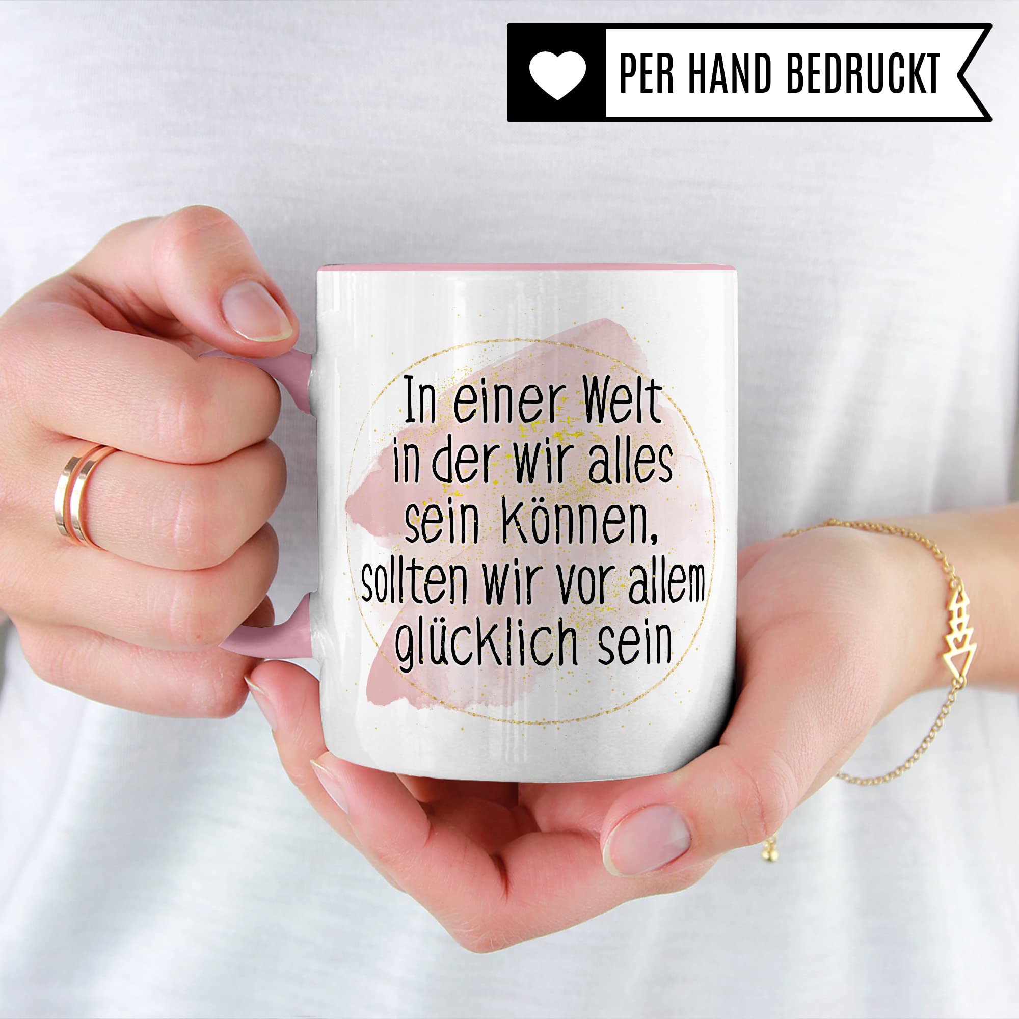 Tasse Optimismus Geschenk, In einer Welt wo wir alles sein können sollten wir vor allem glücklich sein Geschenkidee Optimist Kaffee-Becher Kaffeetasse mit Spruch optmistisch Teetasse