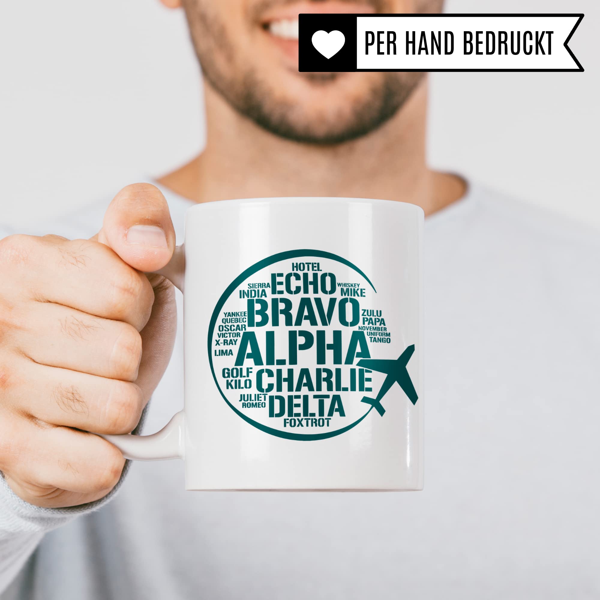 Flieger Tasse, Pilot Geschenk lustig, Piloten Kaffeetasse mit Fliegeralphabet, Fluglotse Geschenkidee, Flugzeug Kaffeebecher, Militäralphabet Teetasse, Nato Alphabet