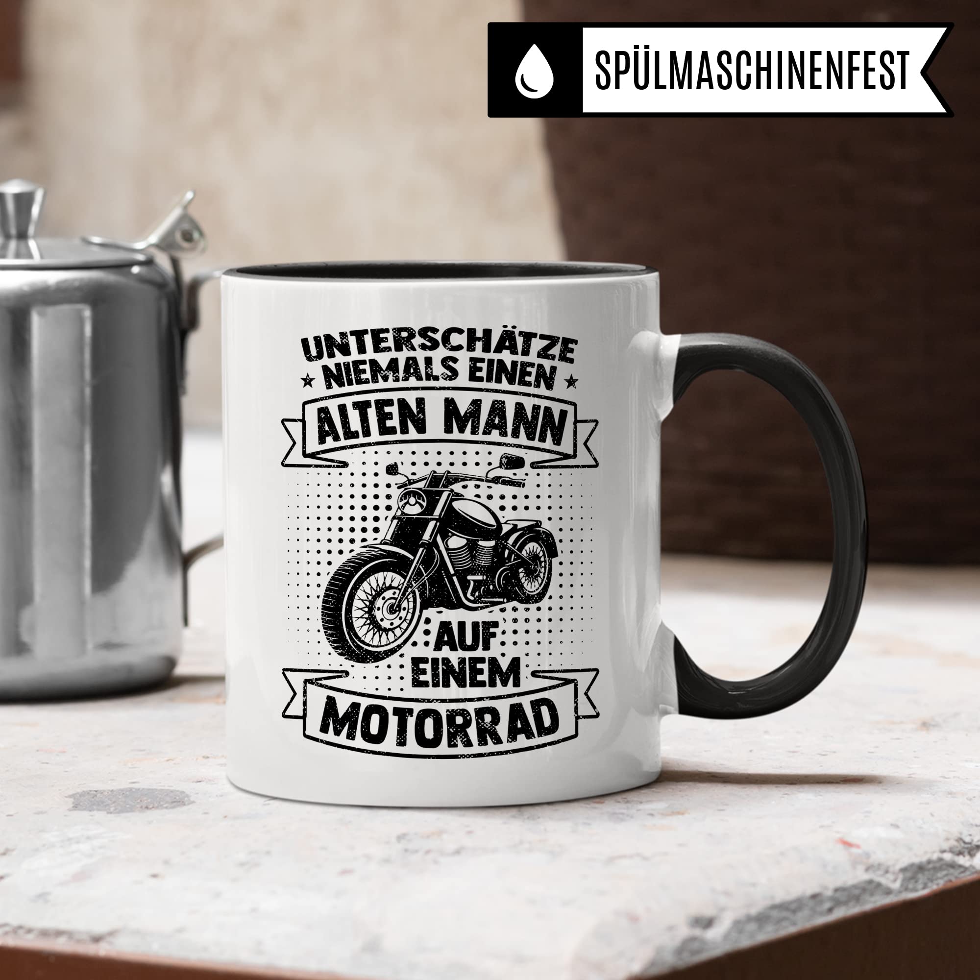 Motorrad Tasse, Unterschätze niemals einen alten Mann auf einem Motorrad, Biker Geschenk Spruch lustig Motiv Geschenkidee Kaffeetasse Motorradfahrer Männer Kaffeebecher