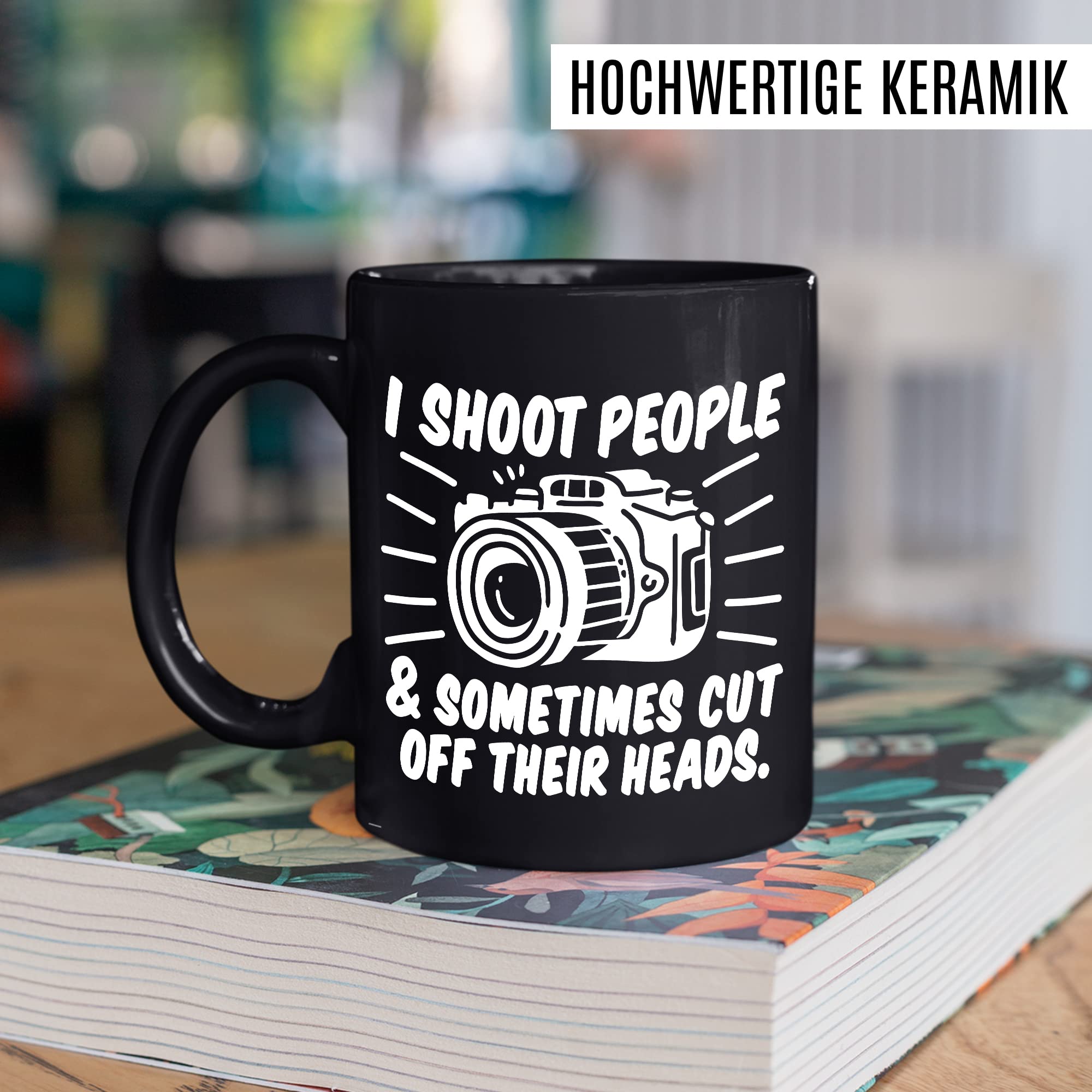 Tasse Fotograf Geschenk, I shoot people and sometimes i cut off their Heads Geschenkidee Kameramann Kaffee-Becher Kaffeetasse Tasse mit Spruch lustig Kamera Fotoapperat