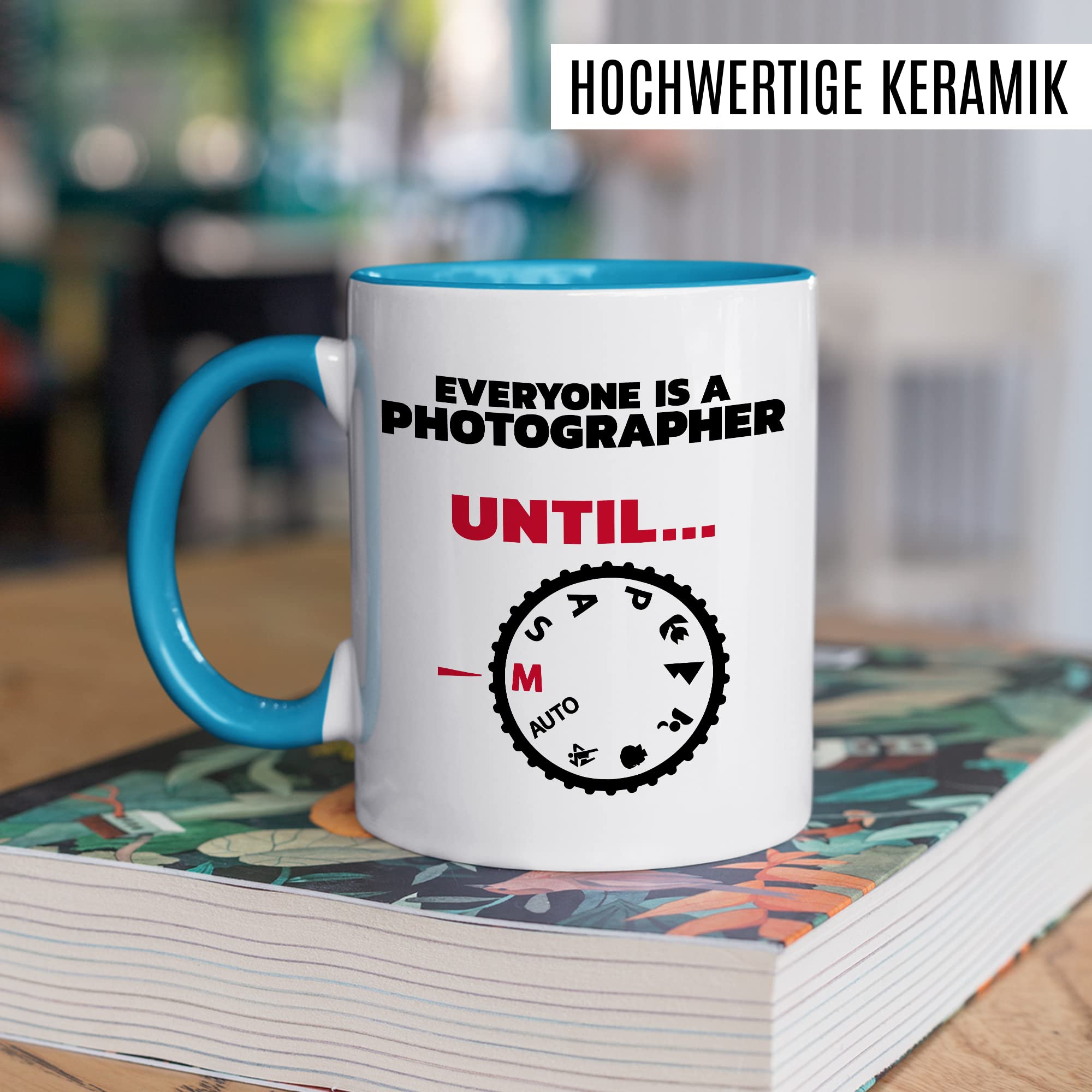 Tasse Fotograf Geschenk, Everyone is a photographer - Until … Geschenkidee Kameramann Kaffee-Becher Kaffeetasse Tasse mit Spruch Kamera fotografieren Objektiv