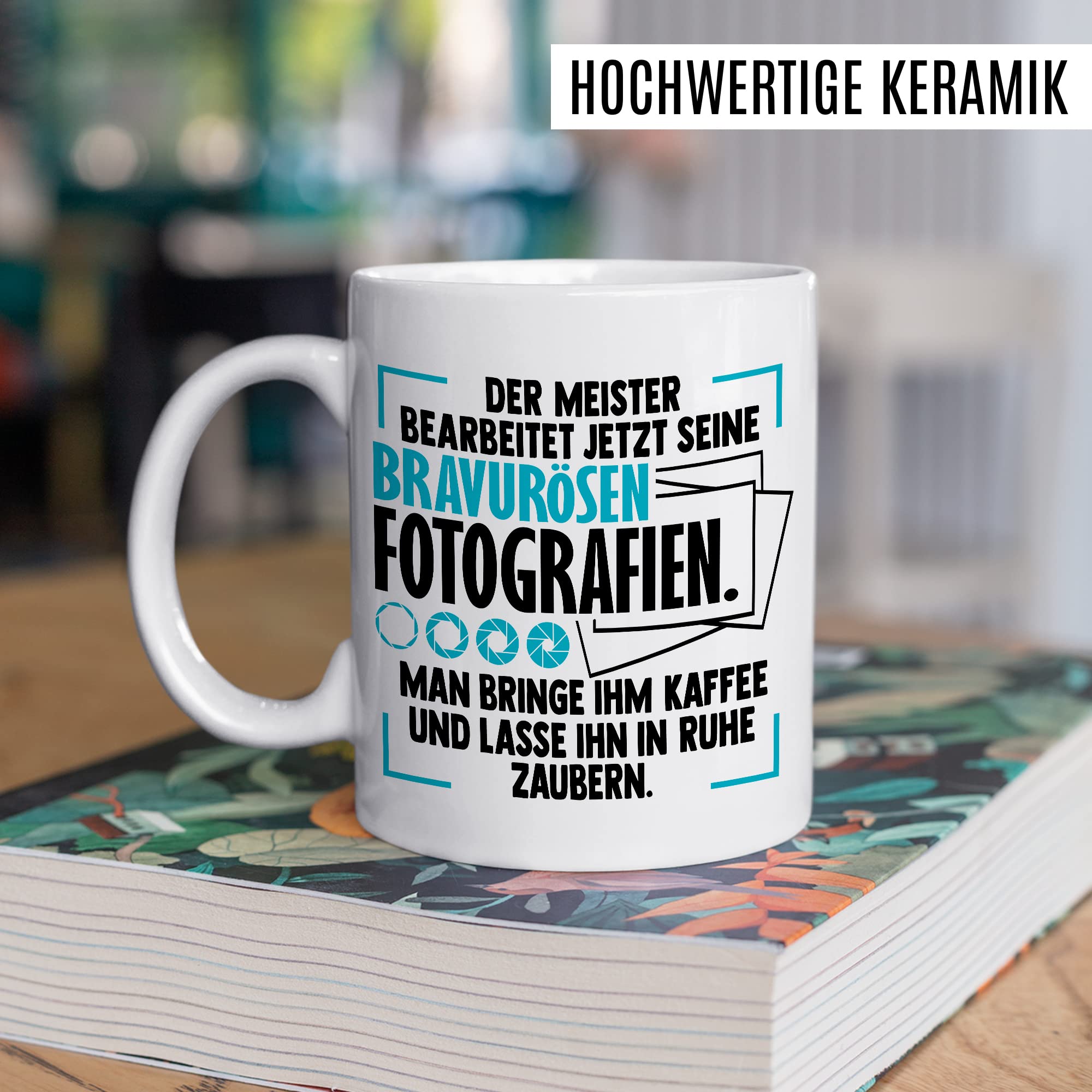 Tasse Kameramann Geschenk, Der Meister bearbeitet jetzt seine meisterhaften Fotografien Geschenkidee Fotograf Kaffee-Becher Kaffeetasse Tasse mit Spruch lustig Kamera