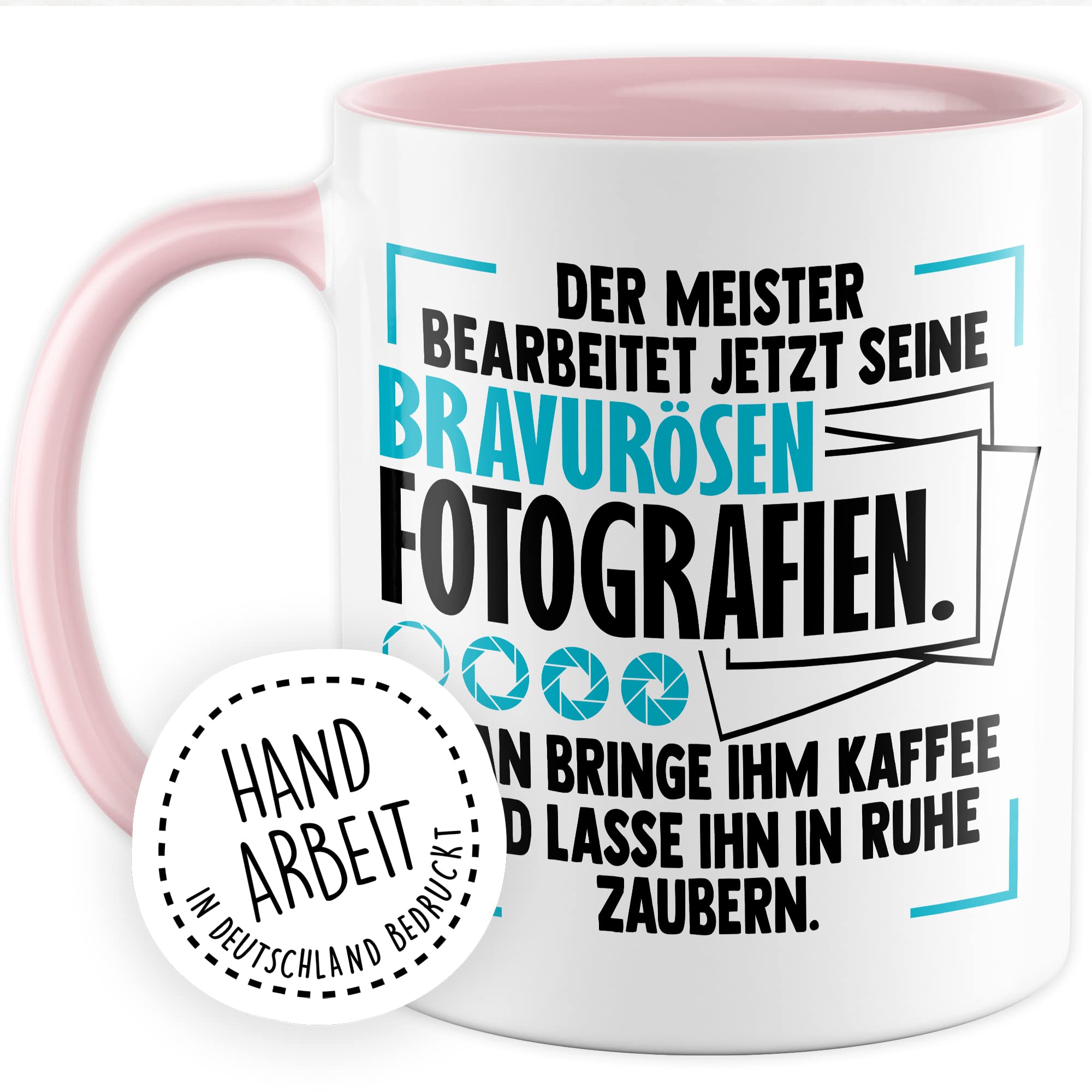 Tasse Kameramann Geschenk, Der Meister bearbeitet jetzt seine meisterhaften Fotografien Geschenkidee Fotograf Kaffee-Becher Kaffeetasse Tasse mit Spruch lustig Kamera