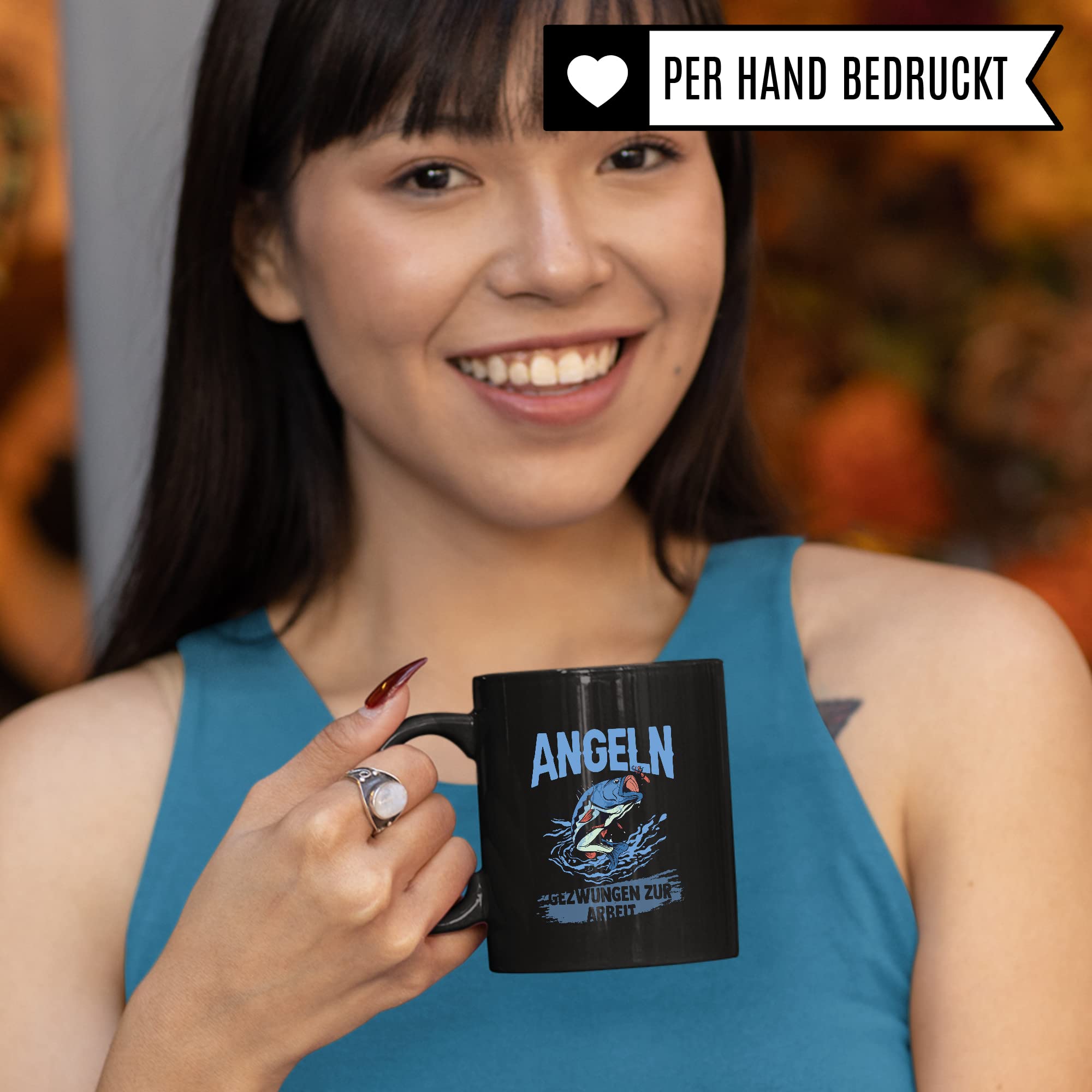 Tasse Angler, Geboren zum Angeln - Gezwungen zur Arbeit Geschenk Geschenkidee Fischer Bürogeschenk Kaffeetasse mit Spruch lustig Kaffee-Becher