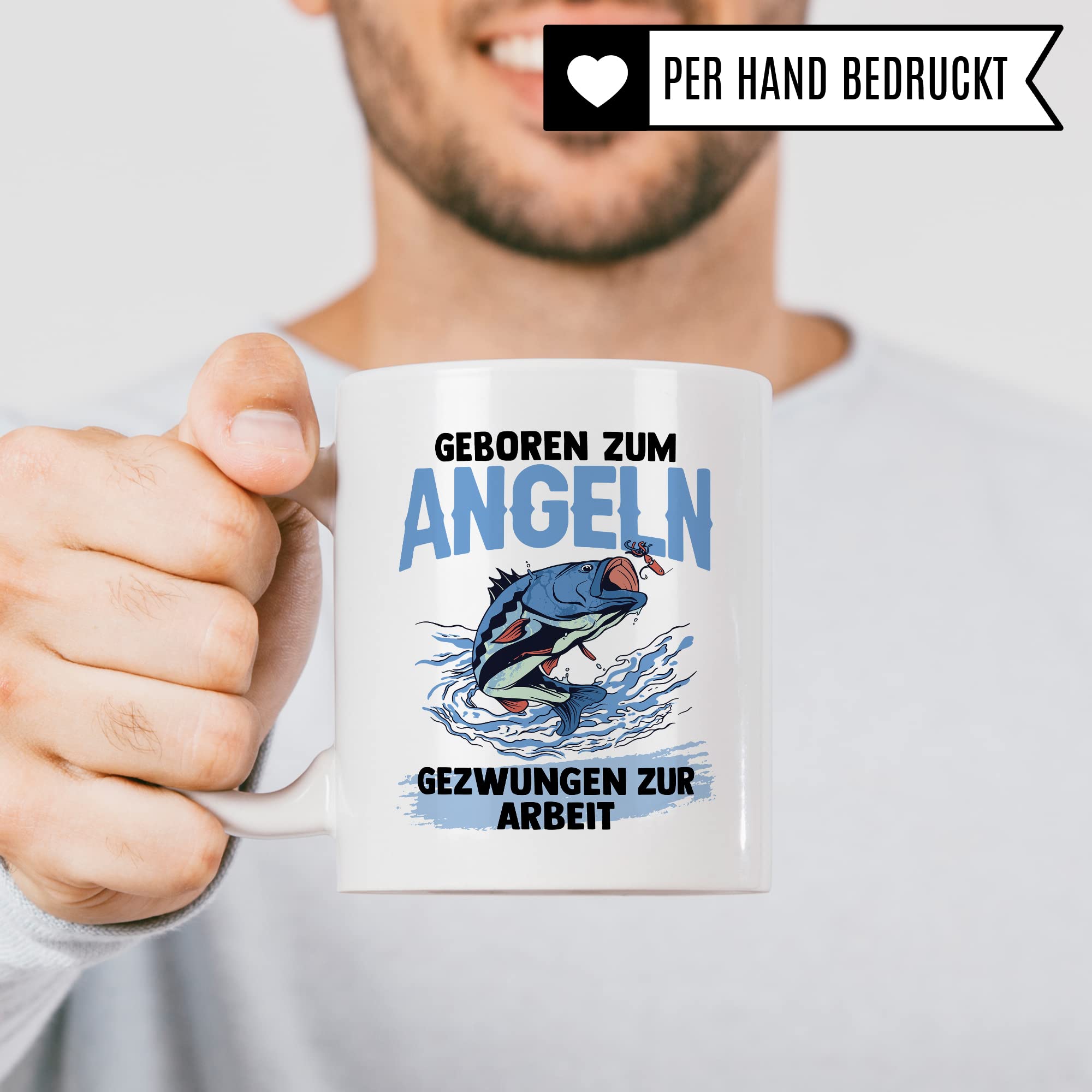 Tasse Angler, Geboren zum Angeln - Gezwungen zur Arbeit Geschenk Geschenkidee Fischer Bürogeschenk Kaffeetasse mit Spruch lustig Kaffee-Becher