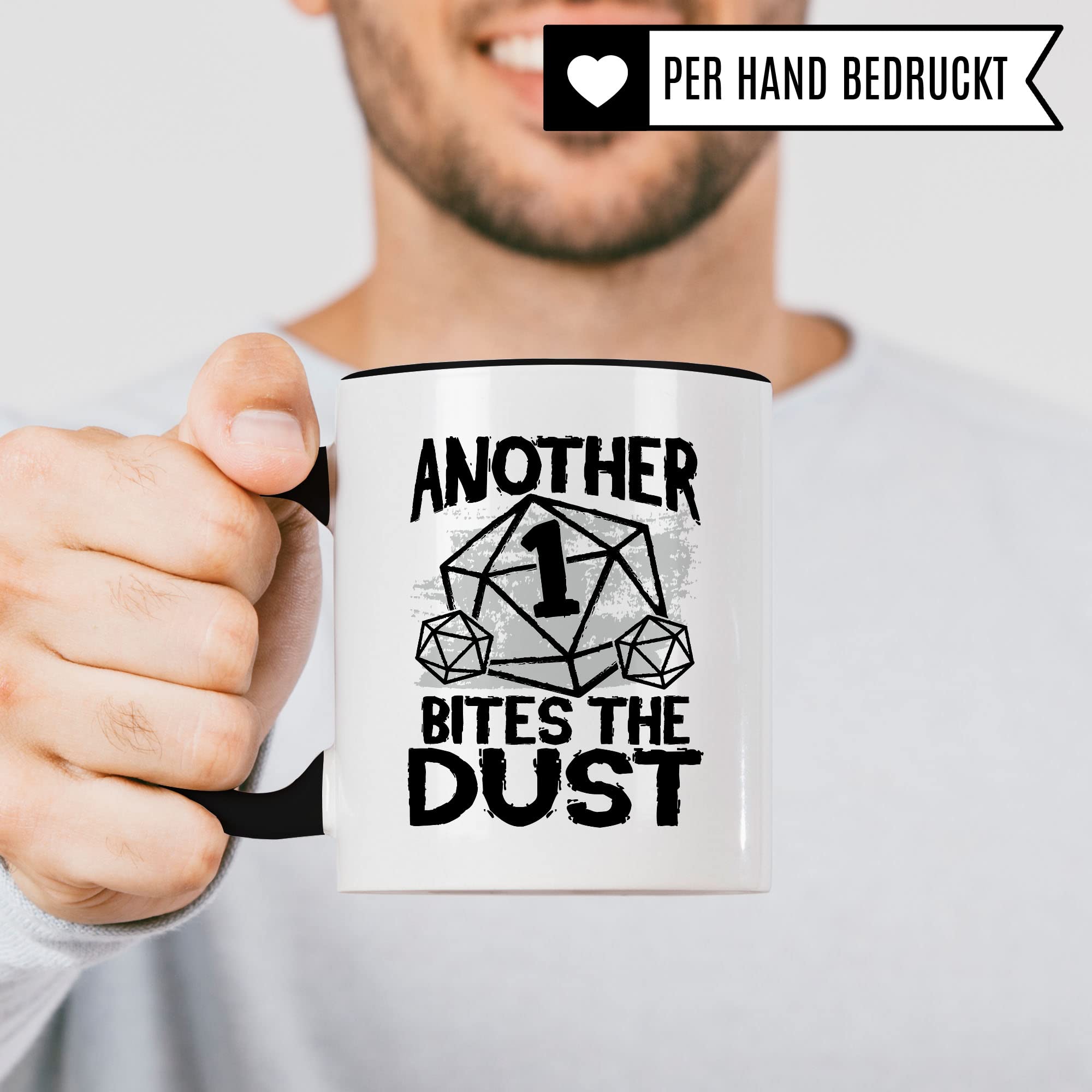 DnD Roleplay Tasse, Another 1 bites the Dust Spruch, DnD Roleplay Geschenk, Rollenspiel Spruch D20 Dice Pen & Paper Tabletop D20 Motiv - RPG Dungeon Kaffee-Becher Geschenkidee