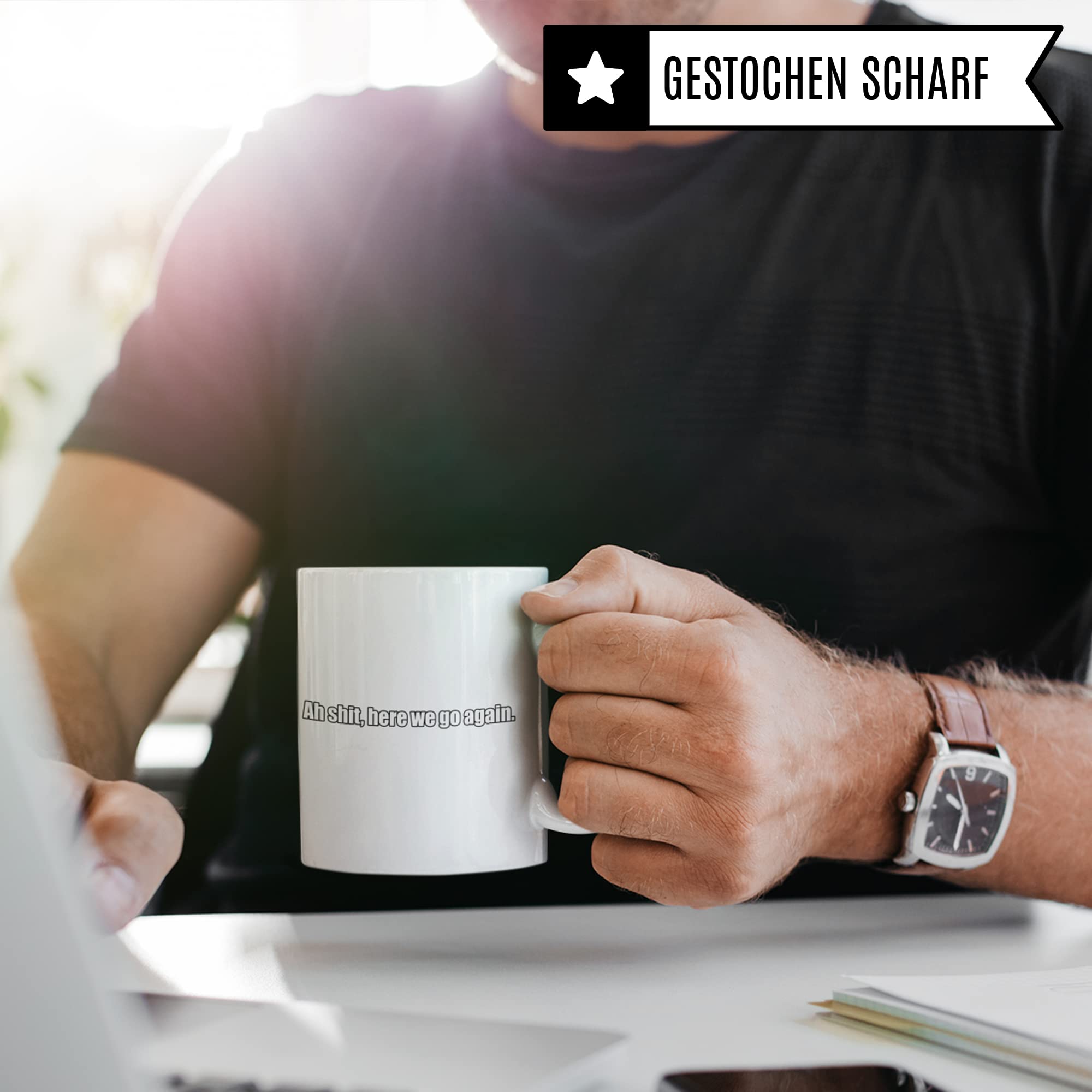 Meme Tasse - Ah shit here we go again Spruch lustig Ironie Sarkasmus - Meme Geschenke Internet Humor Gamer Memes Gaming Zocken Morgen Aufstehen - Handveredelter Kaffee-Becher