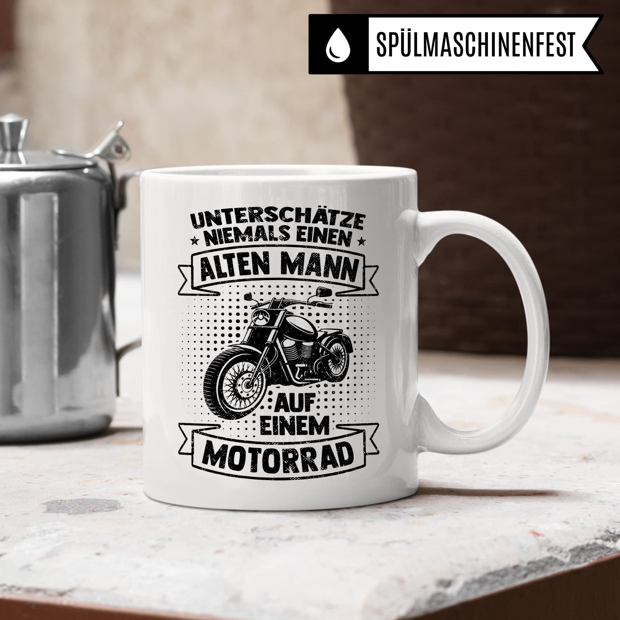 Motorrad Tasse, Unterschätze niemals einen alten Mann auf einem Motorrad, Biker Geschenk Spruch lustig Motiv Geschenkidee Kaffeetasse Motorradfahrer Männer Kaffeebecher