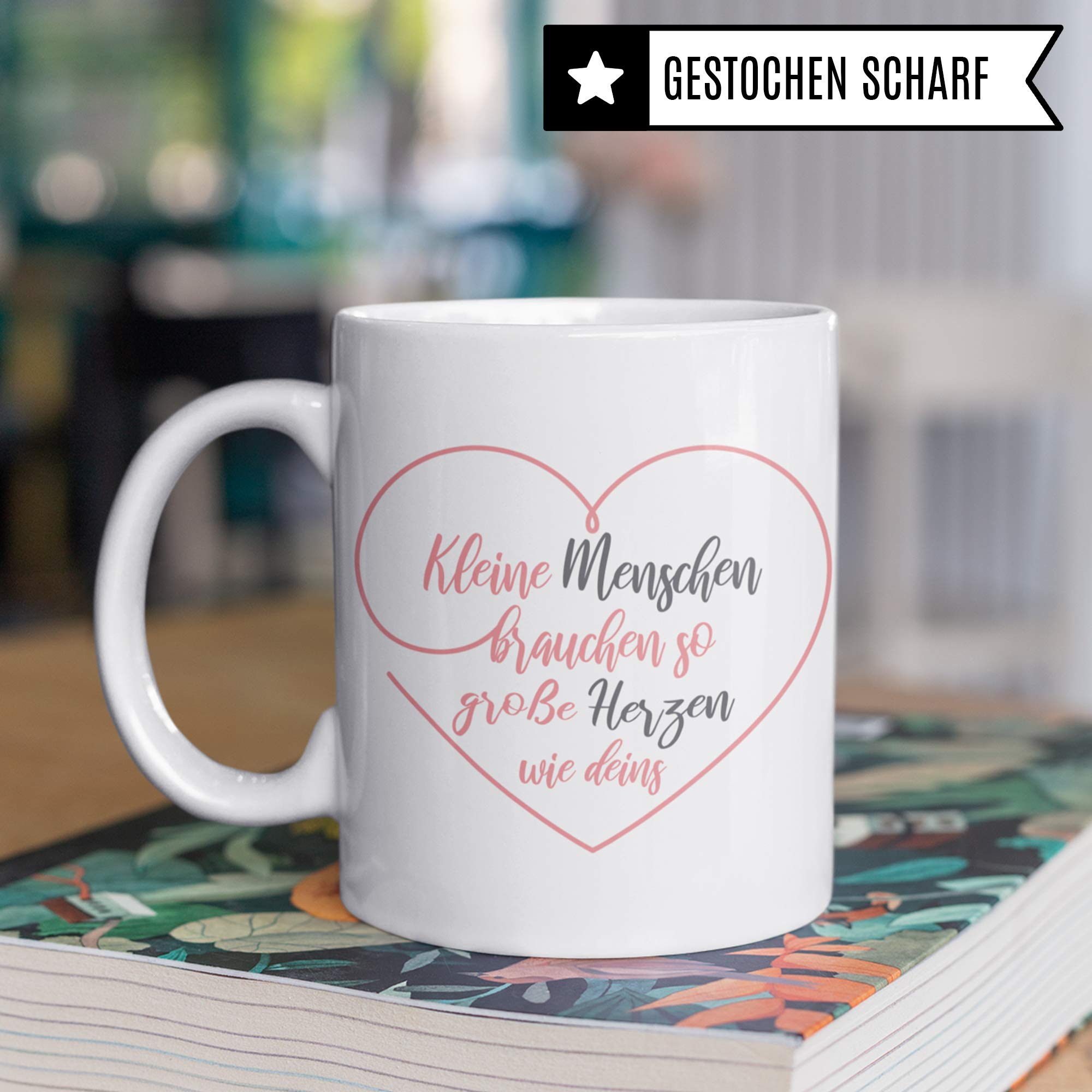 Pagma Druck Erzieherin Tasse, Abschiedsgeschenk Kindergarten, Erzieherin Geschenk Becher, Kleine Menschen Brauchen So Große Herzen Wie Deins Kaffeetasse, Kindergarten Abschied Geschenkidee Kita