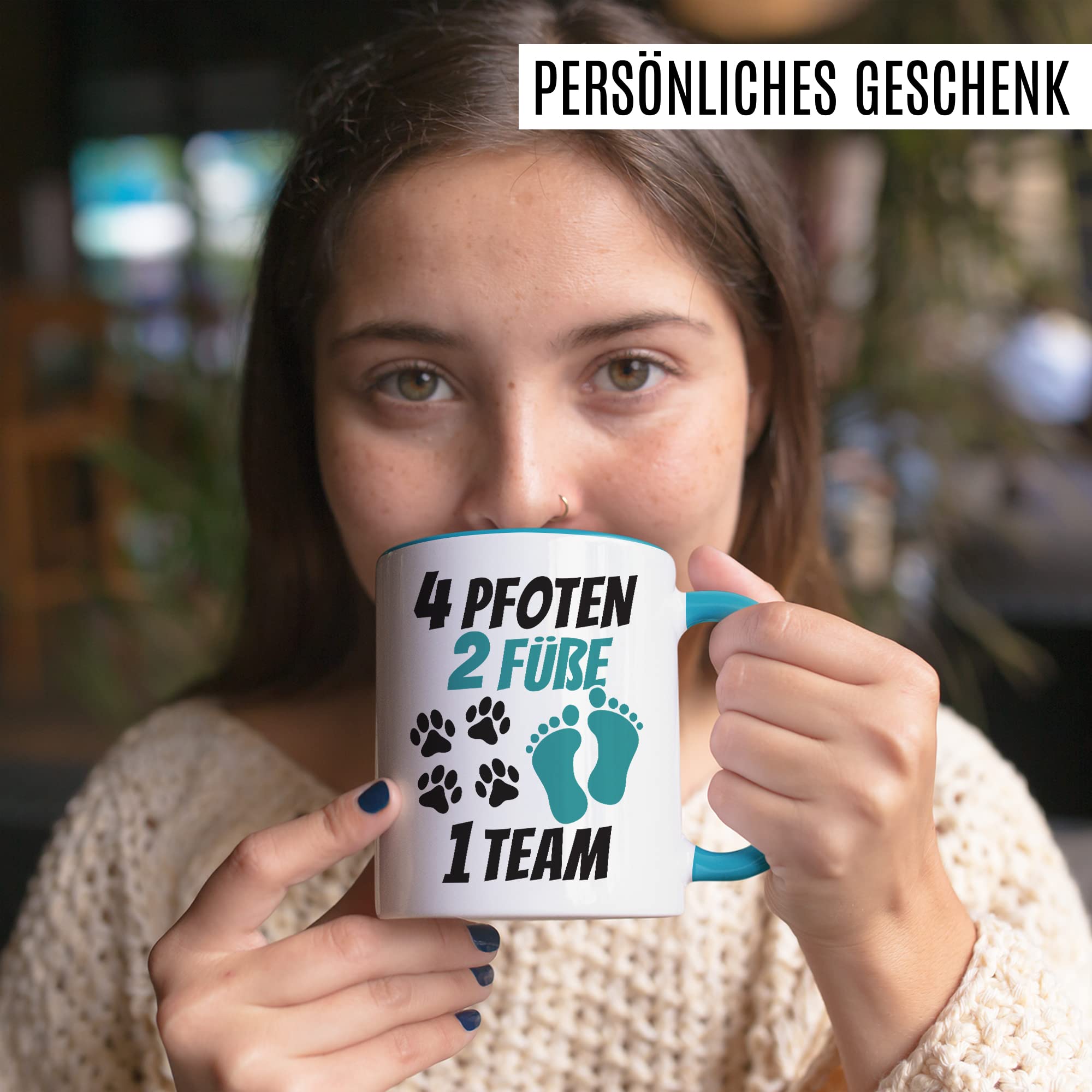 Tasse Hundebesitzer Geschenk, 4 Pfoten 2 Füße 1 Team Geschenkidee Kaffeetasse mit Spruch Hundehalter Hunde-Liebhaber Hund Kaffee-Becher Hand & Pfote Vierbeiner