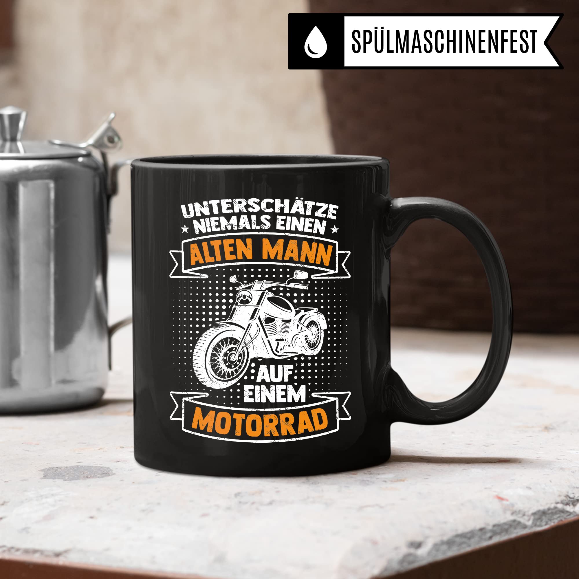 Motorrad Tasse, Unterschätze niemals einen alten Mann auf einem Motorrad, Biker Geschenk Spruch lustig Motiv Geschenkidee Kaffeetasse Motorradfahrer Männer Kaffeebecher