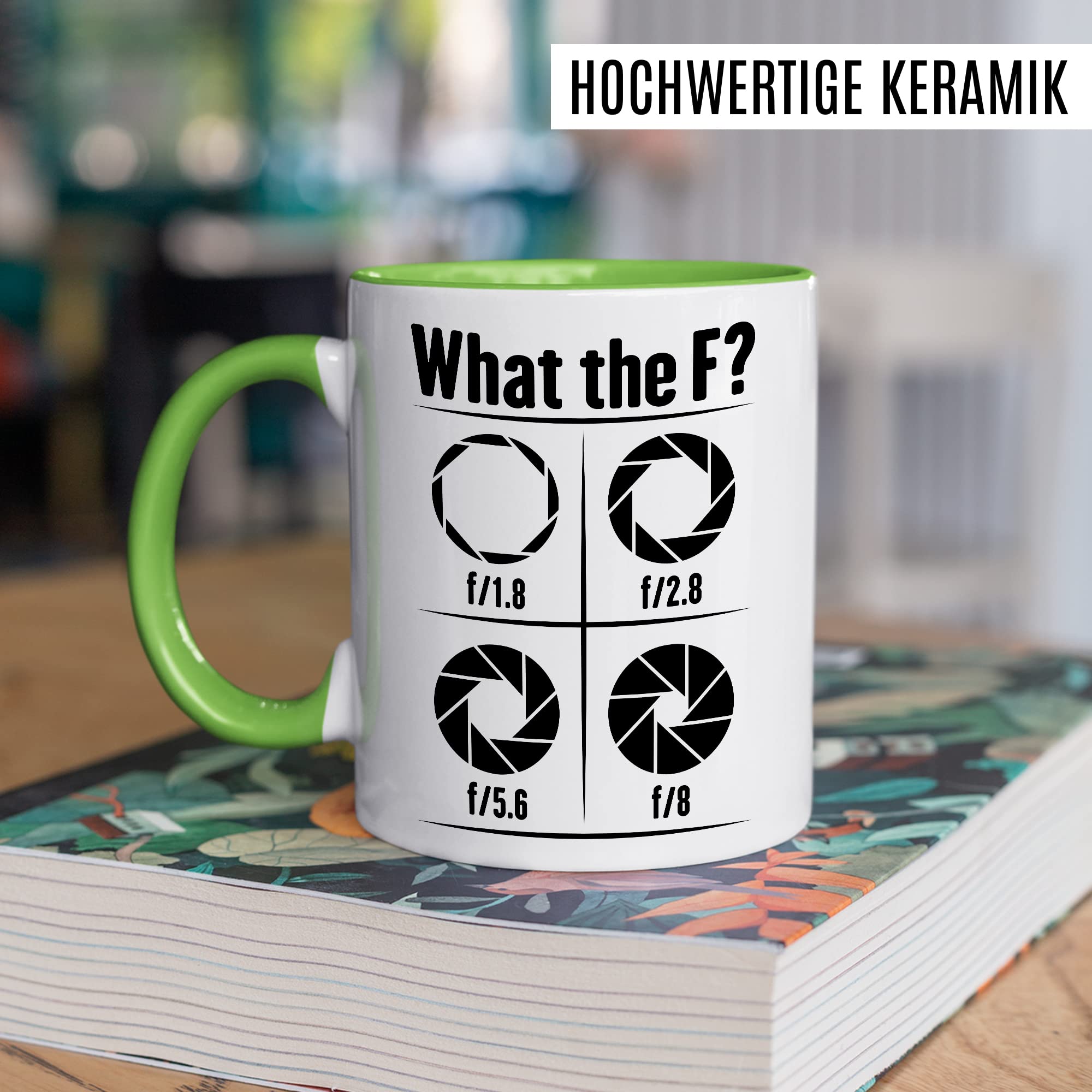 Tasse Kamera Geschenk, What the F? Geschenkidee Fotograf Kaffee-Becher Kaffeetasse Tasse mit Spruch lustig Blende Kameralinse Fotografin Videograf Kamera fotografieren