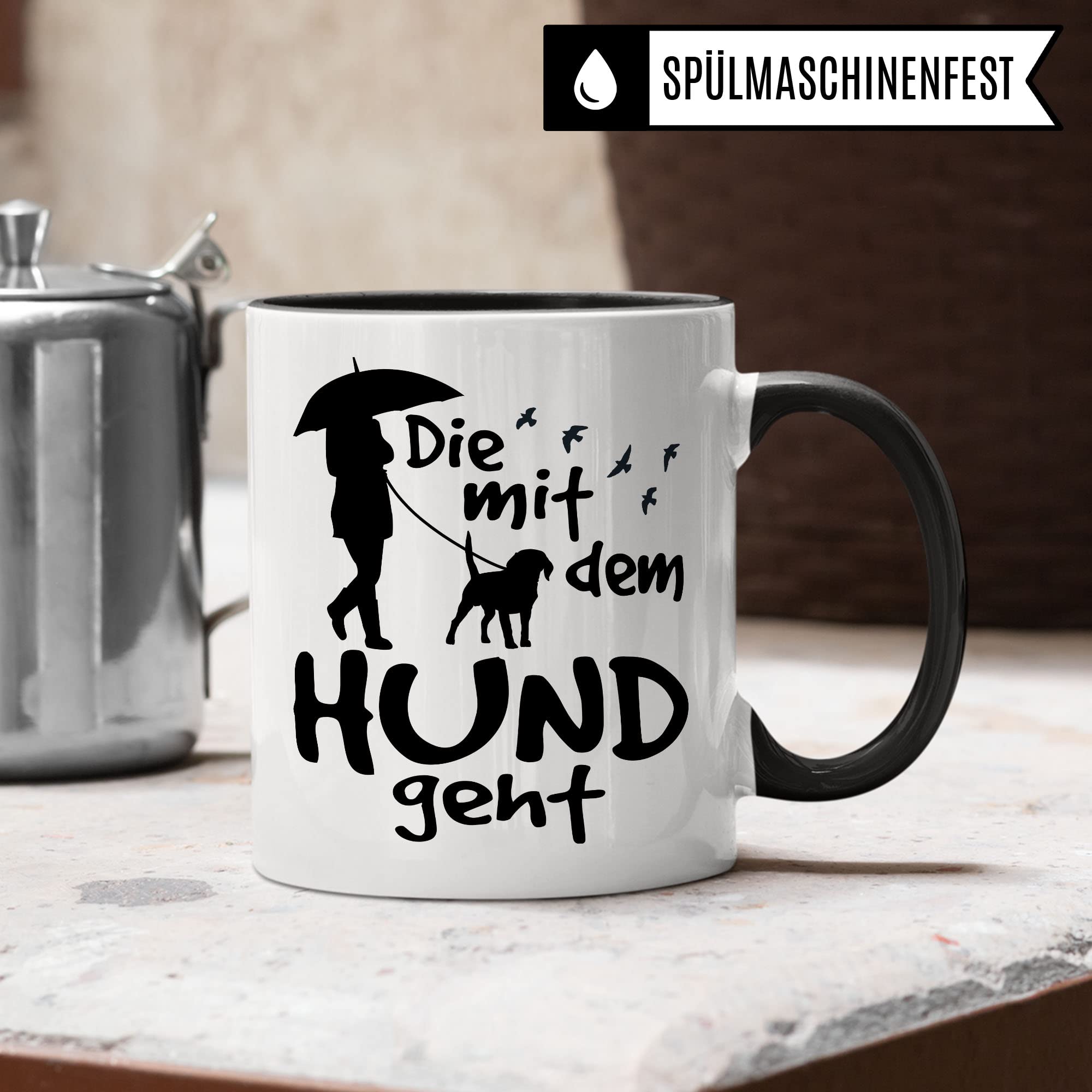 Die mit dem Hund geht lustige Tasse Hund, Tasse für Hundehalter Frauchen Humor Geschenk für Hundebesitzerin, Hundehalterin Hundeliebhaber Spruch Gassi-Gehen Kaffee-Becher