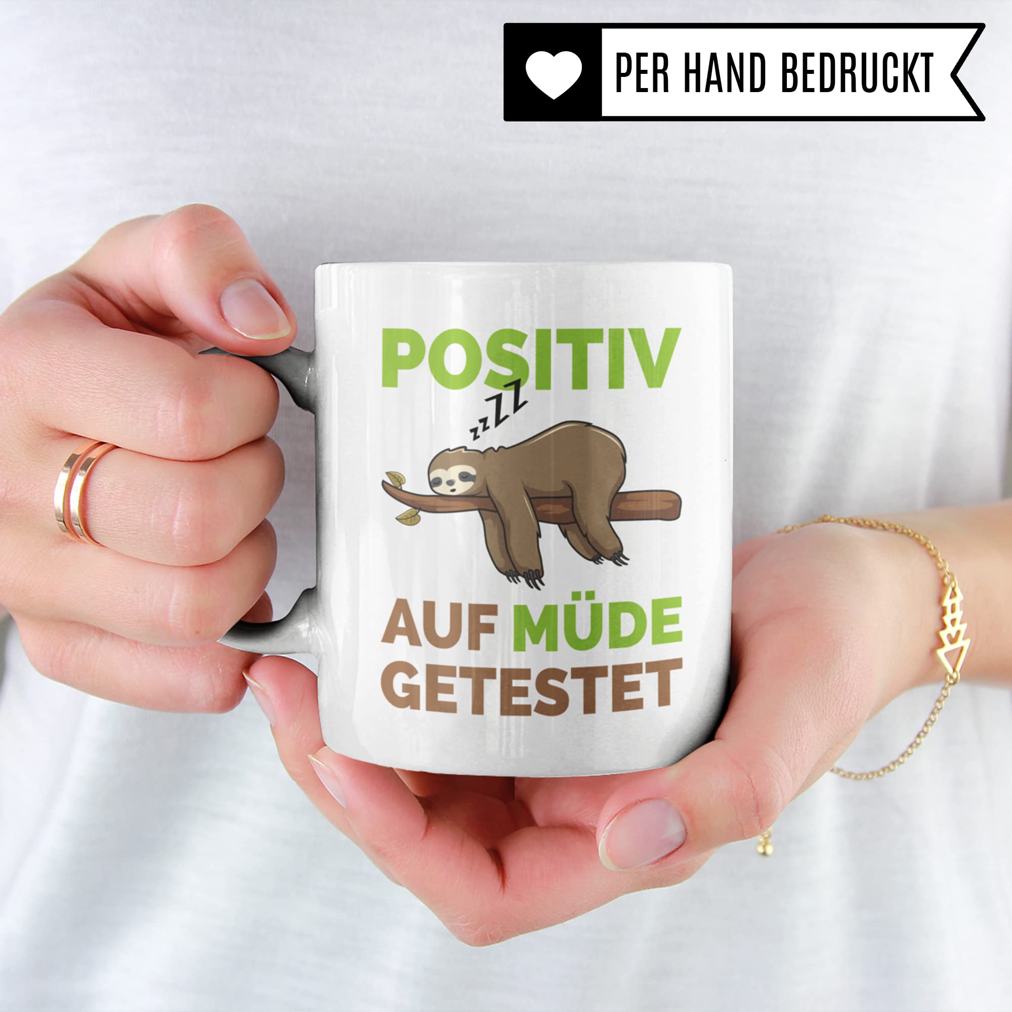 Tasse mit Spruch lustig: Positiv auf Müde getestet Faultier Becher - Kaffeetasse mit Sprüchen Geschenk für Männer Frauen Jungen Mädchen - Morgenmuffel Tasse Müdigkeit Geschenkidee