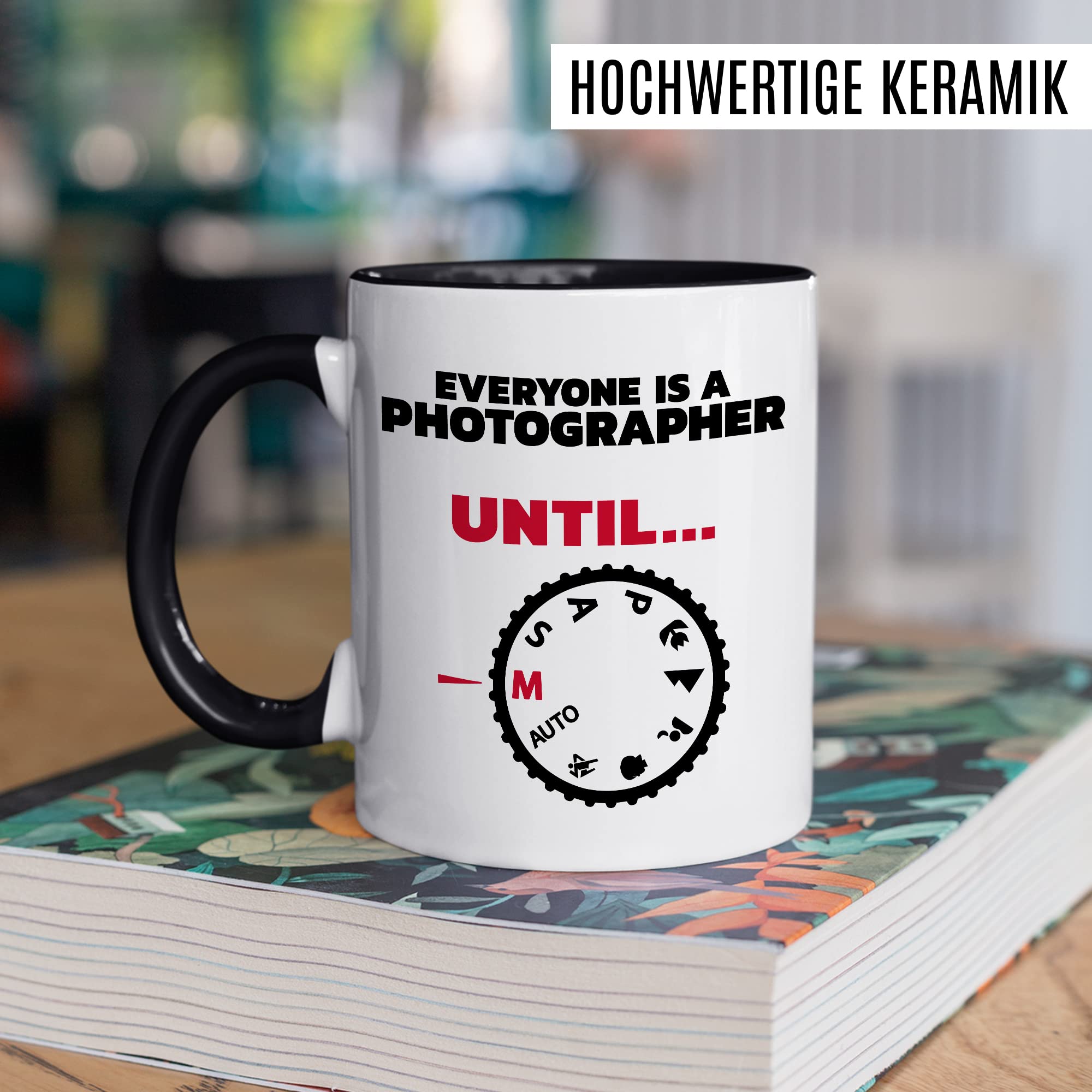 Tasse Fotograf Geschenk, Everyone is a photographer - Until … Geschenkidee Kameramann Kaffee-Becher Kaffeetasse Tasse mit Spruch Kamera fotografieren Objektiv