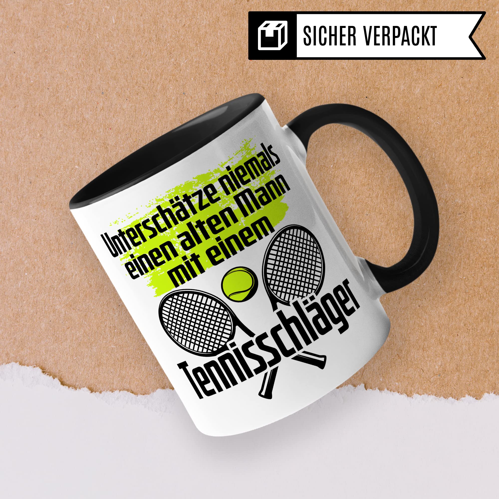 Tasse Tennisspieler, Unterschätze niemals einen alten Mann mit einem Tennisschläger Spruch, Tennis-Spielerin Geschenk lustiger Spruch Tennisprofi Tennisliebhaber, Geschenkidee Spielpartner