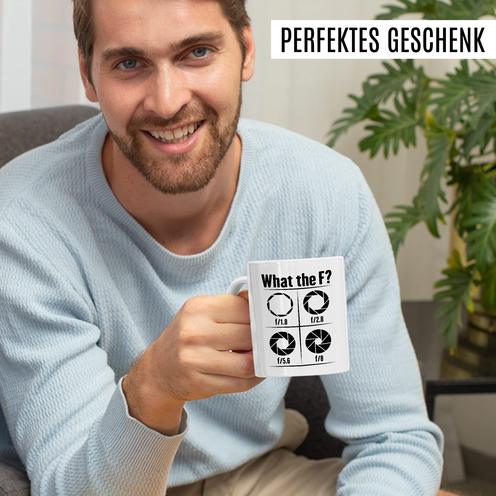 Tasse Kamera Geschenk, What the F? Geschenkidee Fotograf Kaffee-Becher Kaffeetasse Tasse mit Spruch lustig Blende Kameralinse Fotografin Videograf Kamera fotografieren