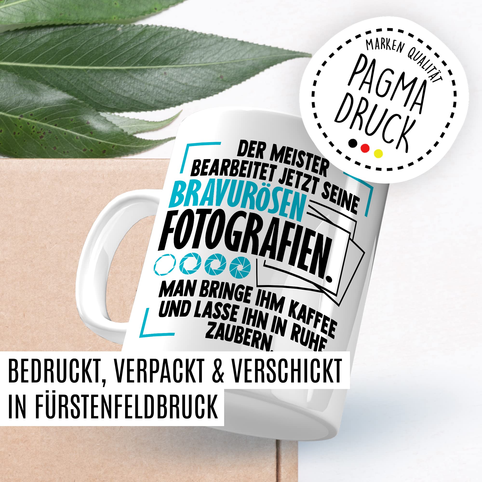 Tasse Kameramann Geschenk, Der Meister bearbeitet jetzt seine meisterhaften Fotografien Geschenkidee Fotograf Kaffee-Becher Kaffeetasse Tasse mit Spruch lustig Kamera