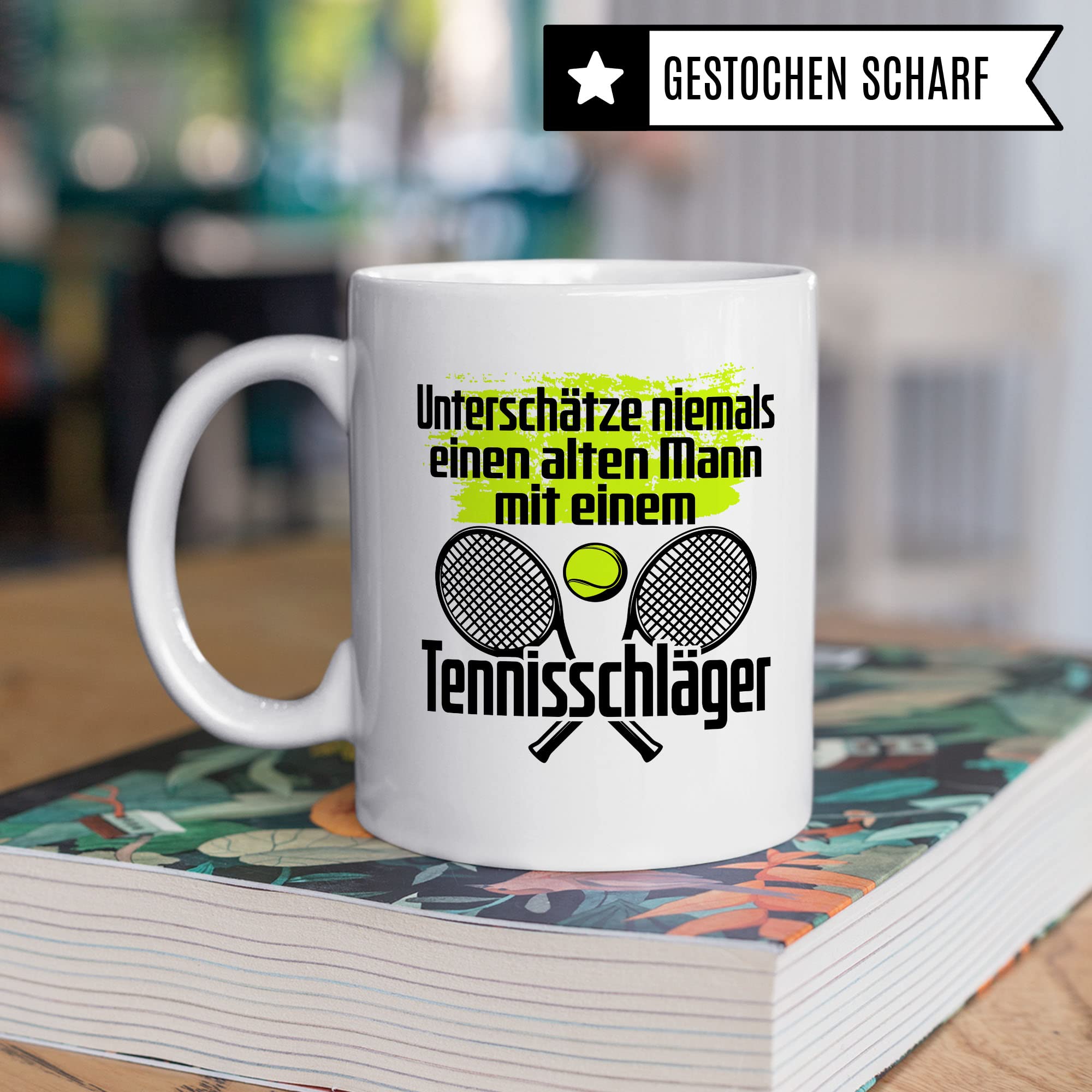 Tasse Tennisspieler, Unterschätze niemals einen alten Mann mit einem Tennisschläger Spruch, Tennis-Spielerin Geschenk lustiger Spruch Tennisprofi Tennisliebhaber, Geschenkidee Spielpartner