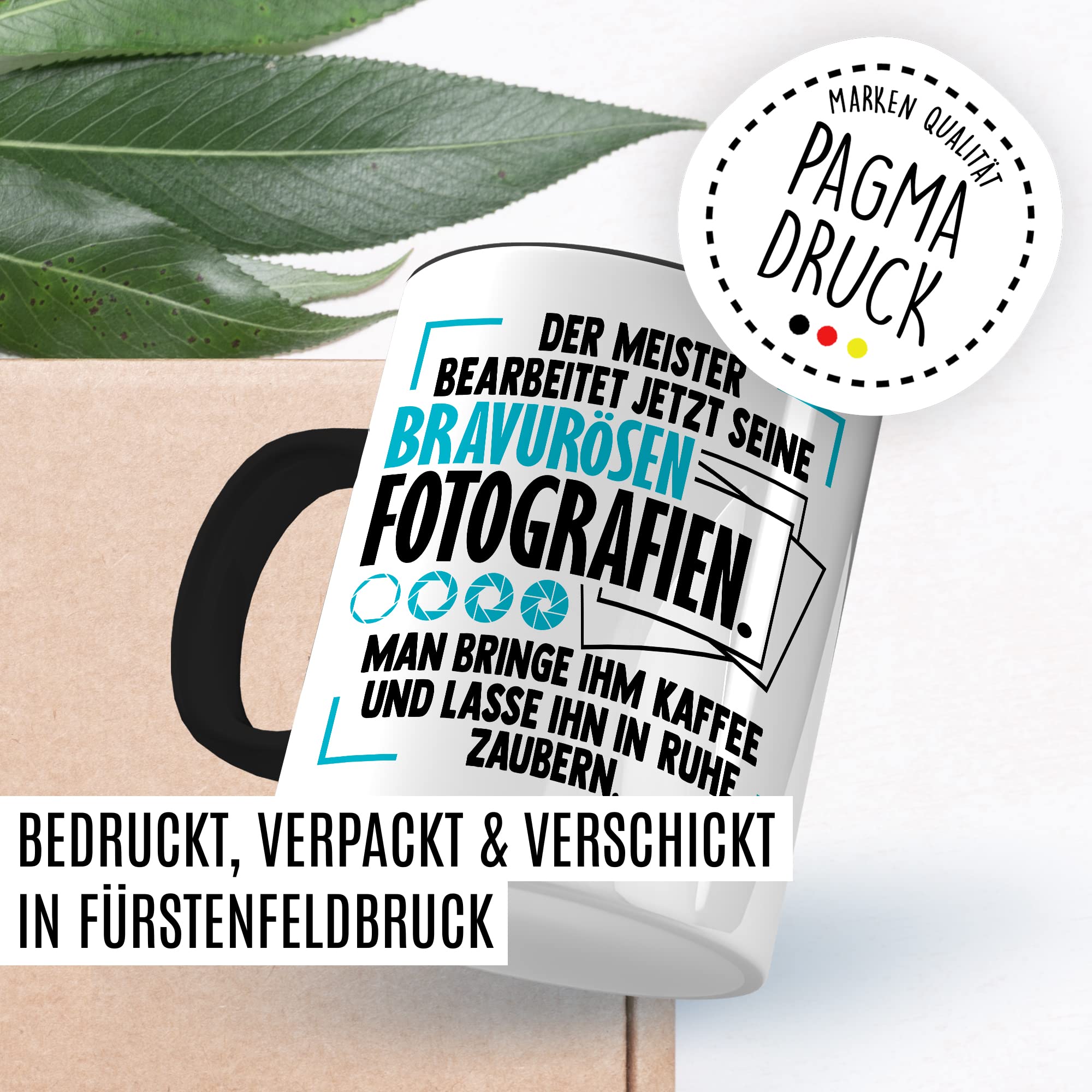 Tasse Kameramann Geschenk, Der Meister bearbeitet jetzt seine meisterhaften Fotografien Geschenkidee Fotograf Kaffee-Becher Kaffeetasse Tasse mit Spruch lustig Kamera