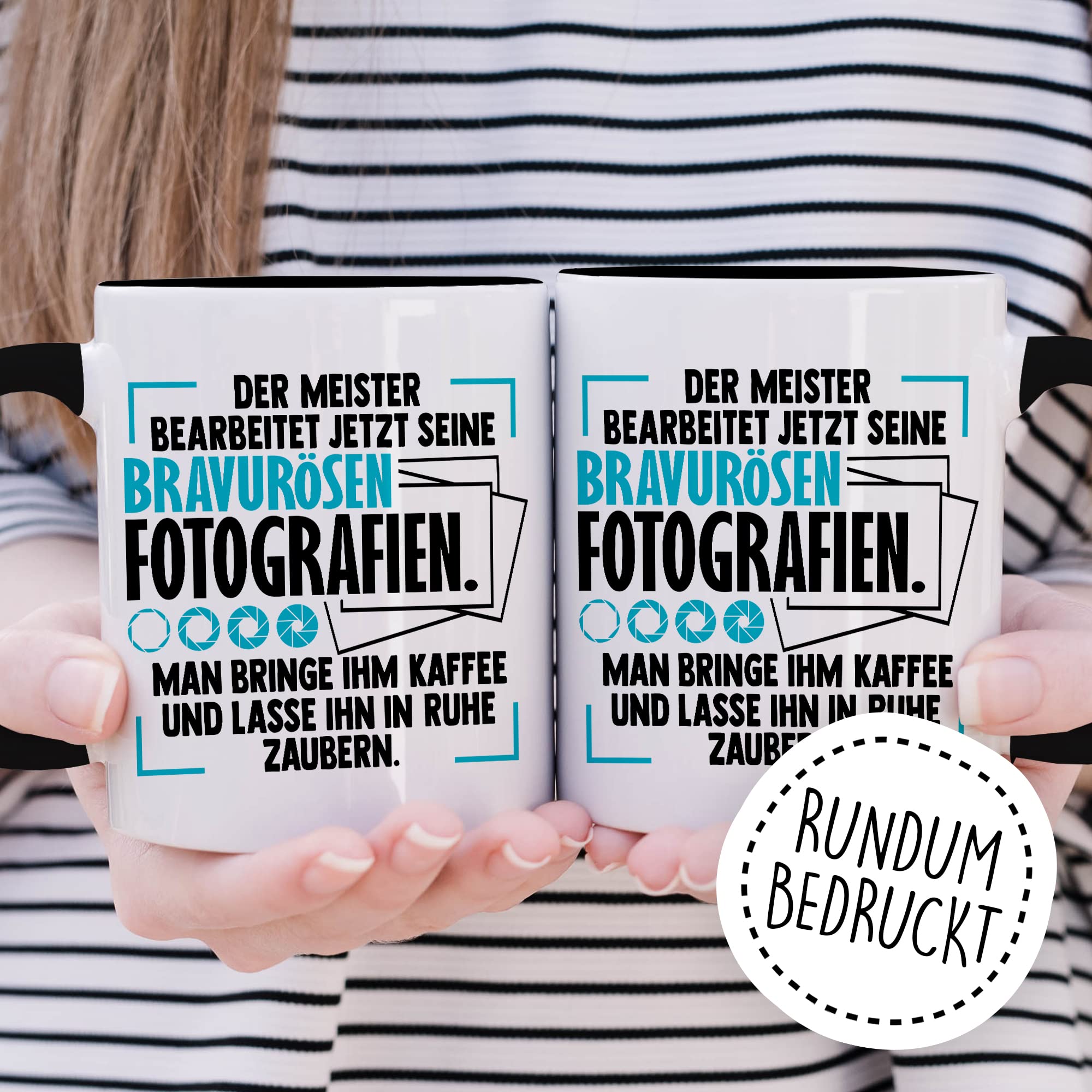 Tasse Kameramann Geschenk, Der Meister bearbeitet jetzt seine meisterhaften Fotografien Geschenkidee Fotograf Kaffee-Becher Kaffeetasse Tasse mit Spruch lustig Kamera