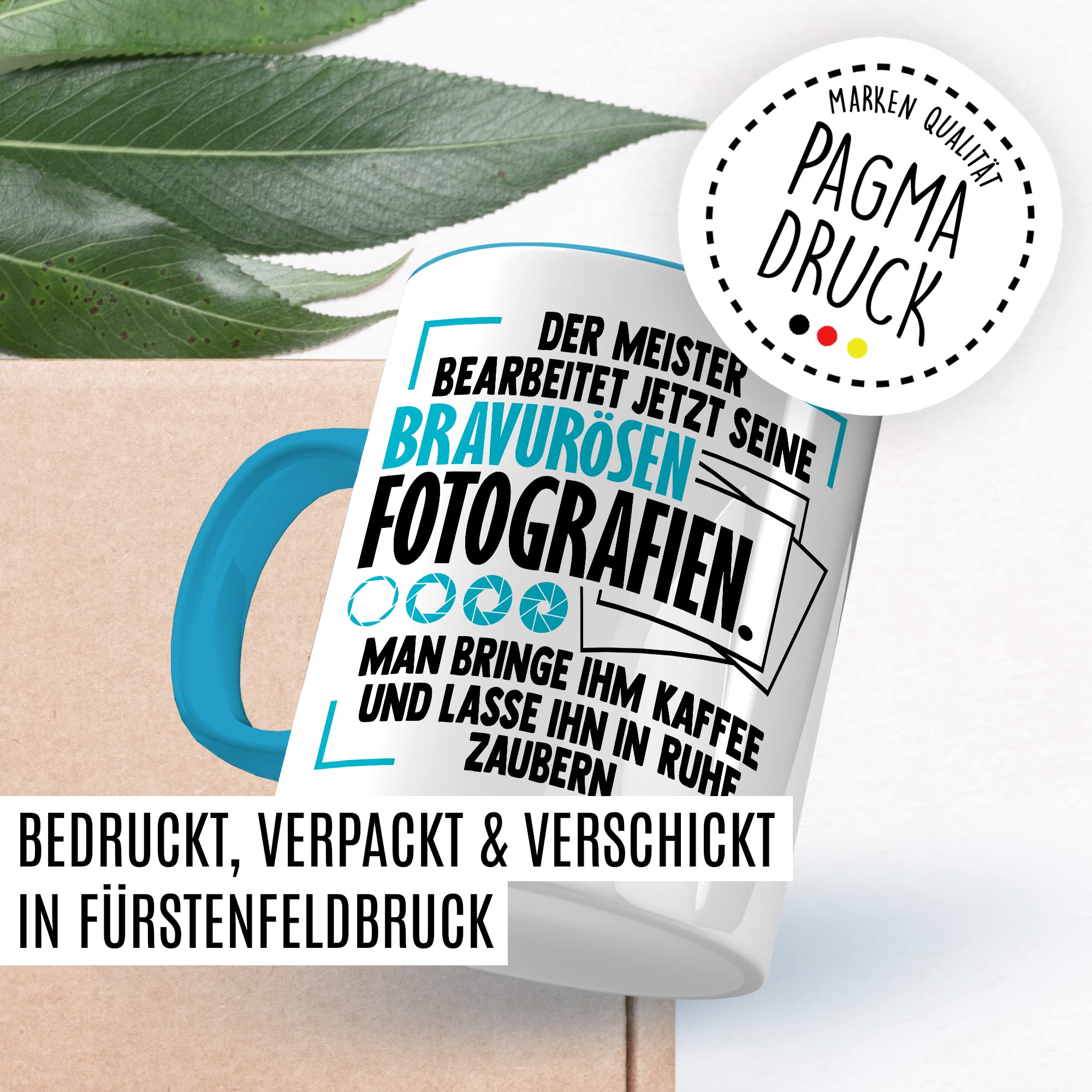 Tasse Kameramann Geschenk, Der Meister bearbeitet jetzt seine meisterhaften Fotografien Geschenkidee Fotograf Kaffee-Becher Kaffeetasse Tasse mit Spruch lustig Kamera