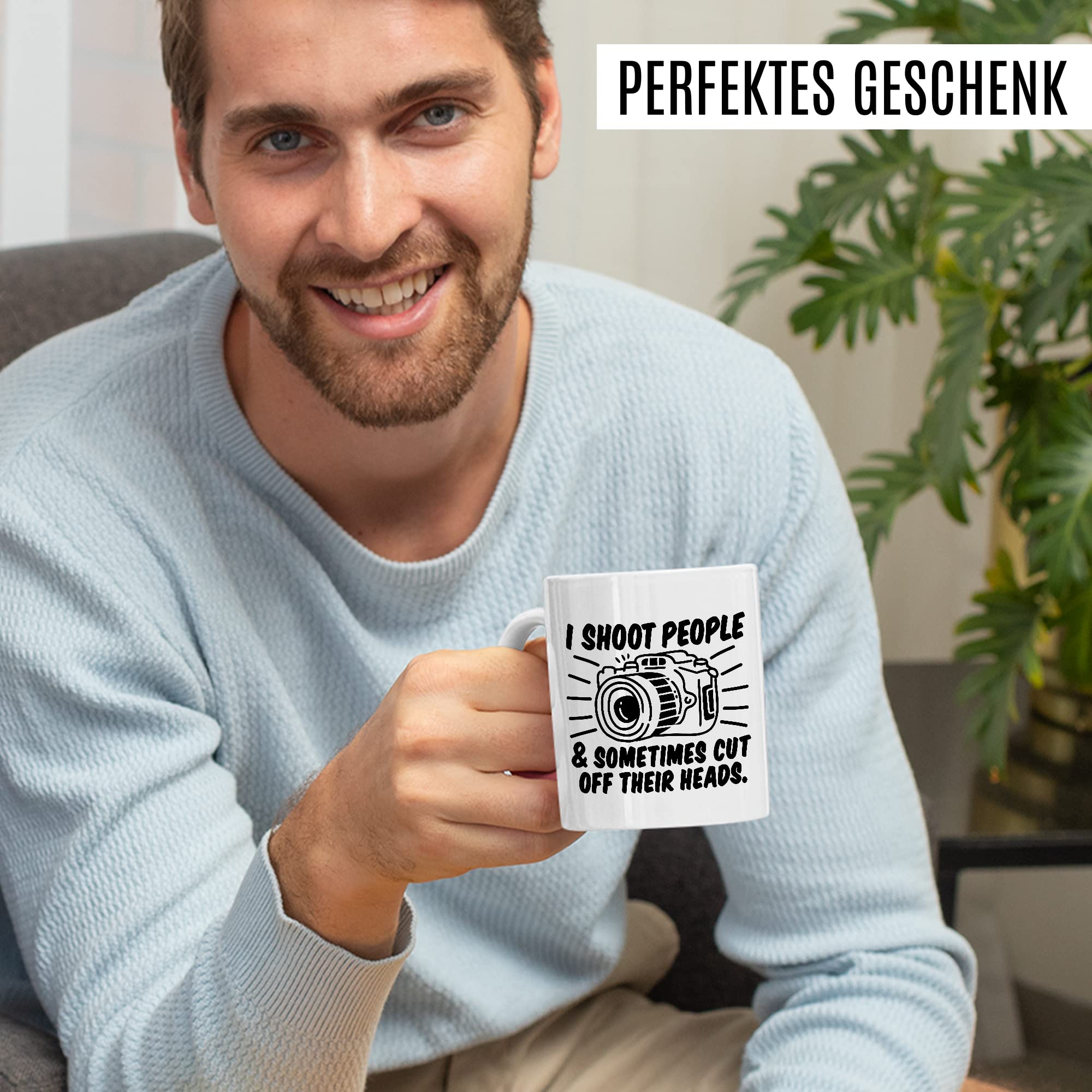 Tasse Fotograf Geschenk, I shoot people and sometimes i cut off their Heads Geschenkidee Kameramann Kaffee-Becher Kaffeetasse Tasse mit Spruch lustig Kamera Fotoapperat