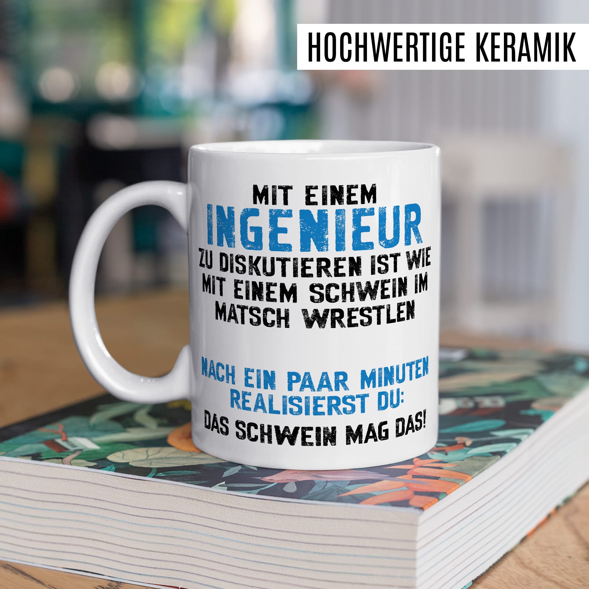 Tasse Ingenieur, Mit einem Ingenieur zu diskutieren ist wie mit einem Schwein im Matsch zu wrestlen Geschenkidee Geschenk Kaffeetasse mit Spruch lustig Kaffee-Becher Technik