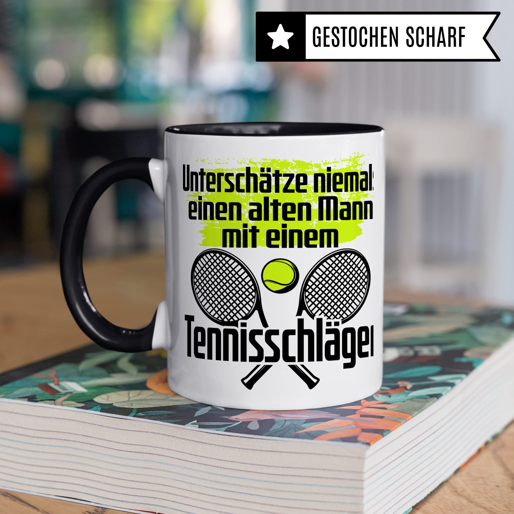 Tasse Tennisspieler, Unterschätze niemals einen alten Mann mit einem Tennisschläger Spruch, Tennis-Spielerin Geschenk lustiger Spruch Tennisprofi Tennisliebhaber, Geschenkidee Spielpartner