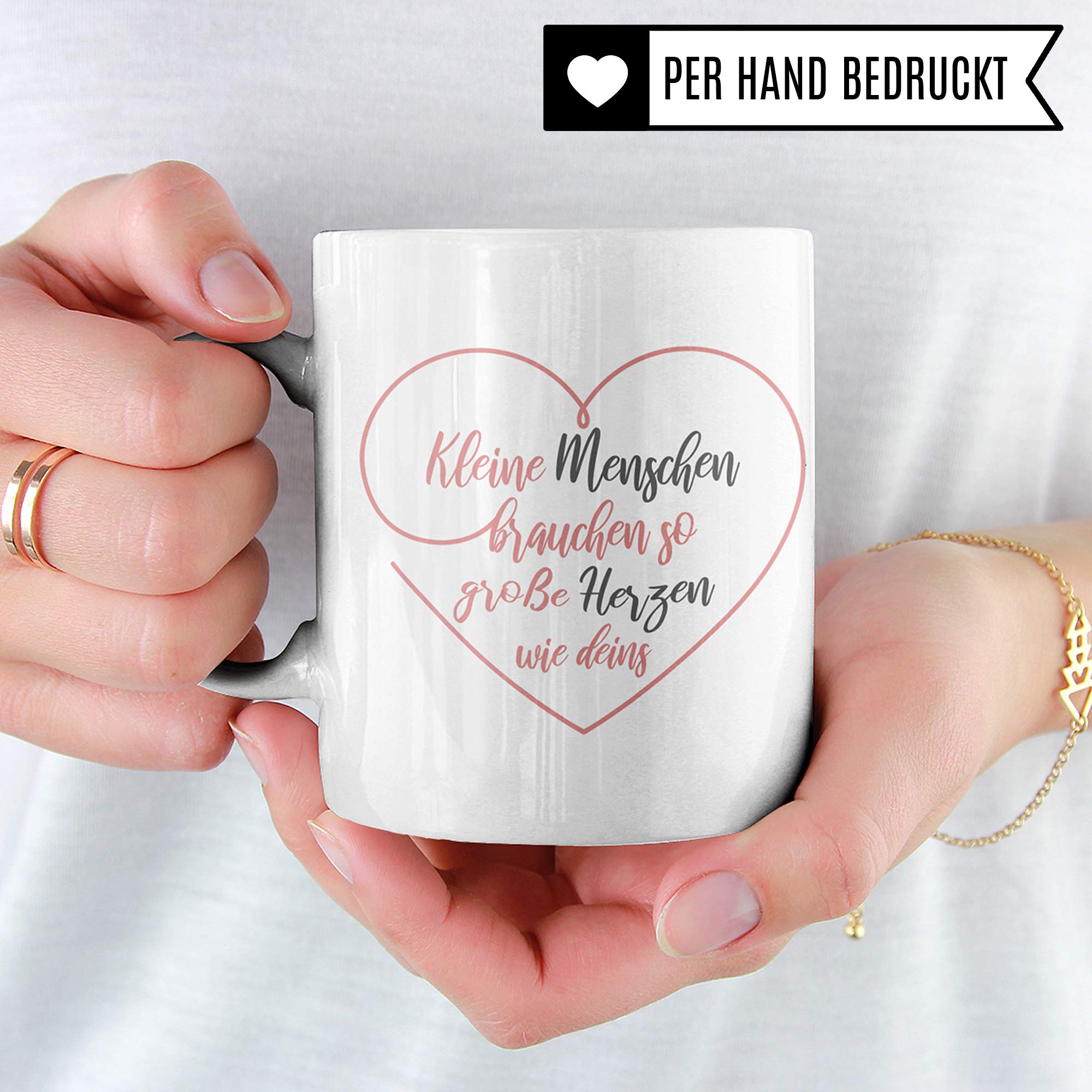 Pagma Druck Erzieherin Tasse, Abschiedsgeschenk Kindergarten, Erzieherin Geschenk Becher, Kleine Menschen Brauchen So Große Herzen Wie Deins Kaffeetasse, Kindergarten Abschied Geschenkidee Kita